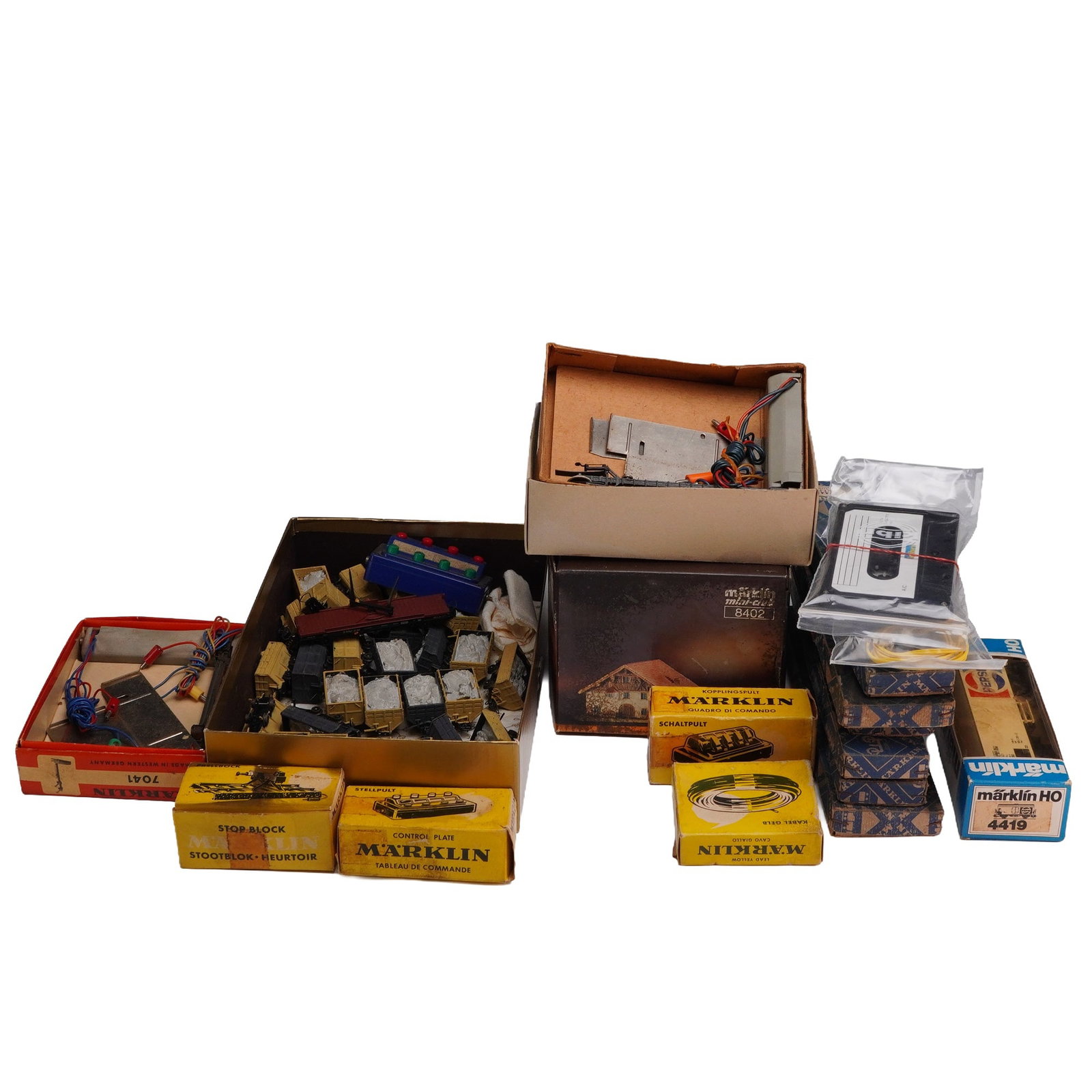 Collection of Vintage Marklin HO and Mini-Club Z Scale Train Parts and Rolling Stock (1 of 4)