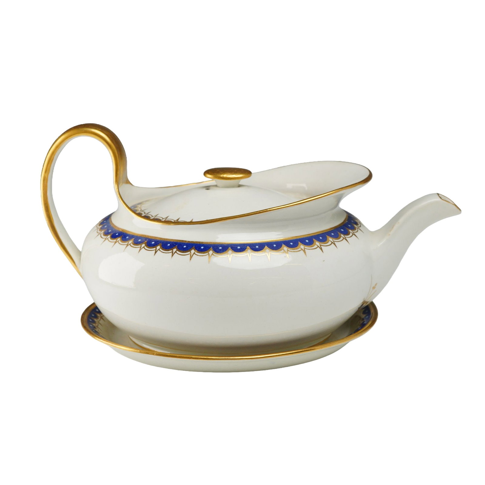 Wedgwood Lidded Porcelain Lidded Sauce Boat and Underplate, c. 1800: A trio of porcelain items consisting of a lidded sauce boat and an oval underplate, manufactured by Wedgwood circa 1800. The teapot features a low-waisted, oval body with a high-arched scroll handle a