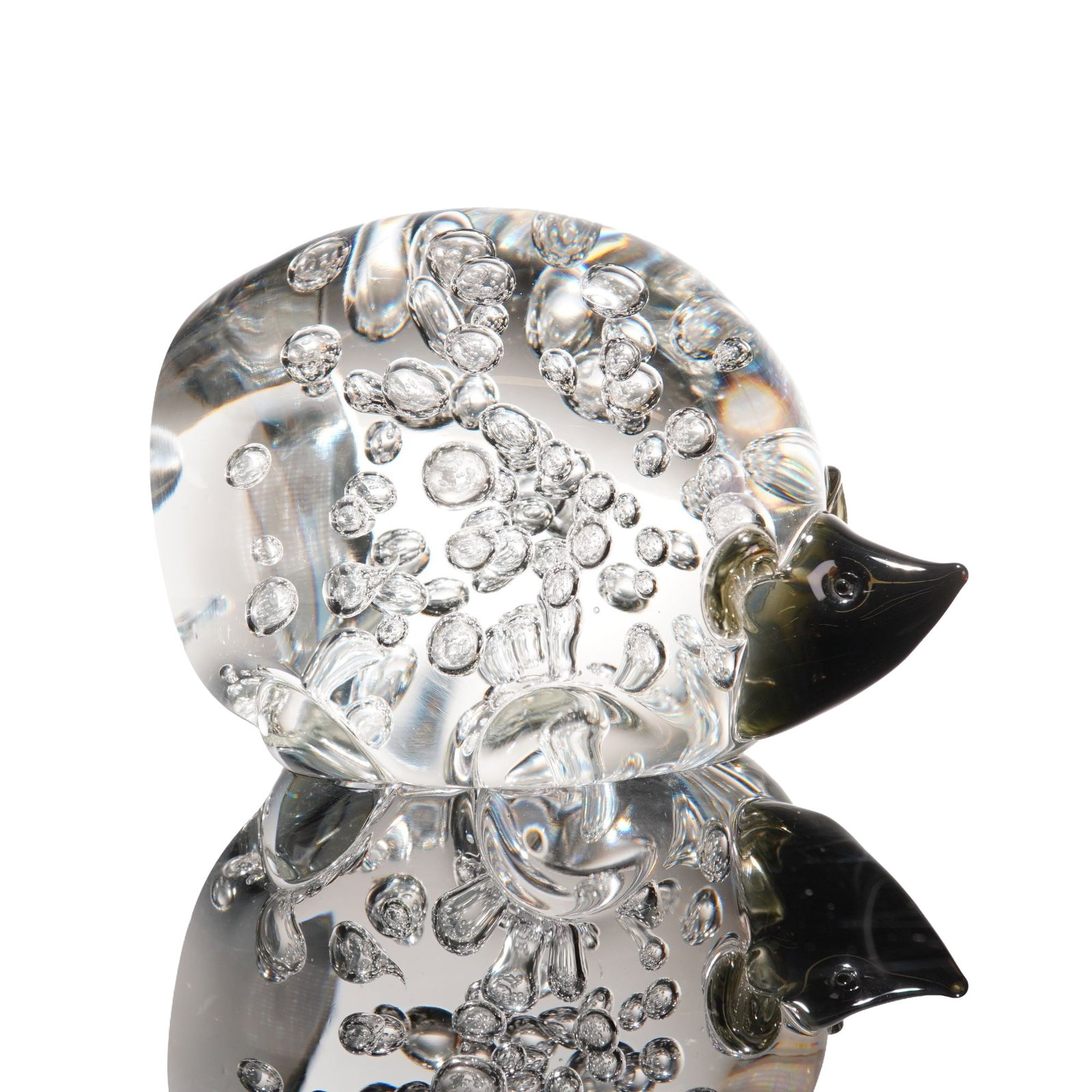 Seguso AV Arte Vetro Hedgehog Sculpture: This figurine is composed of clear glass with an internal decoration of controlled air bubbles, known as the bullicante technique, meant to represent the animal's quills. The head and pointed snout ar