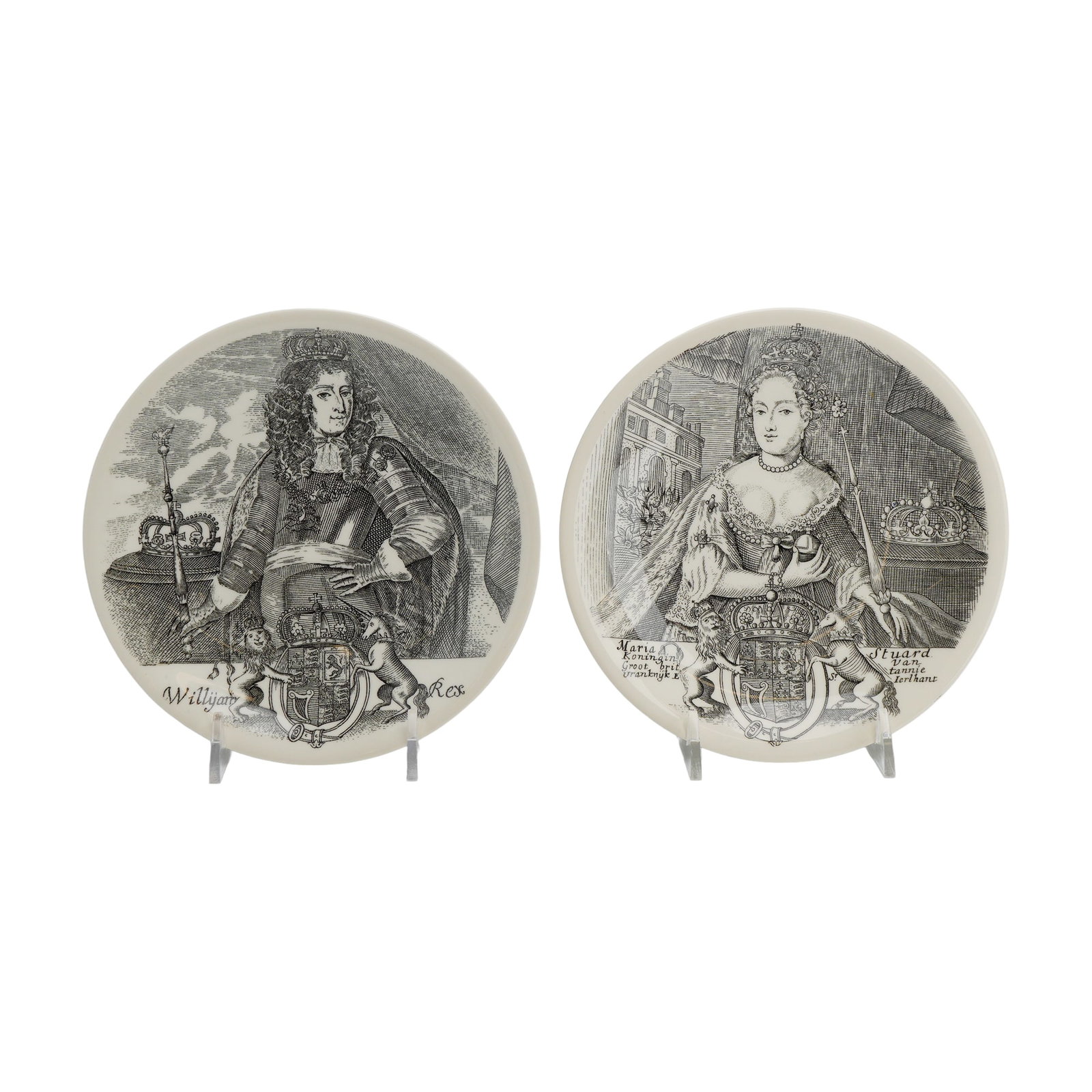 2pc Wedgwood & Barlaston Etruria Williamsburg Comm. Queens Ware Plates: Each plate features a finely detailed black transfer-printed portrait on a white ground. The first depicts King William III (Willyam Rex) in royal regalia with a scepter and the royal coat of arms. Th
