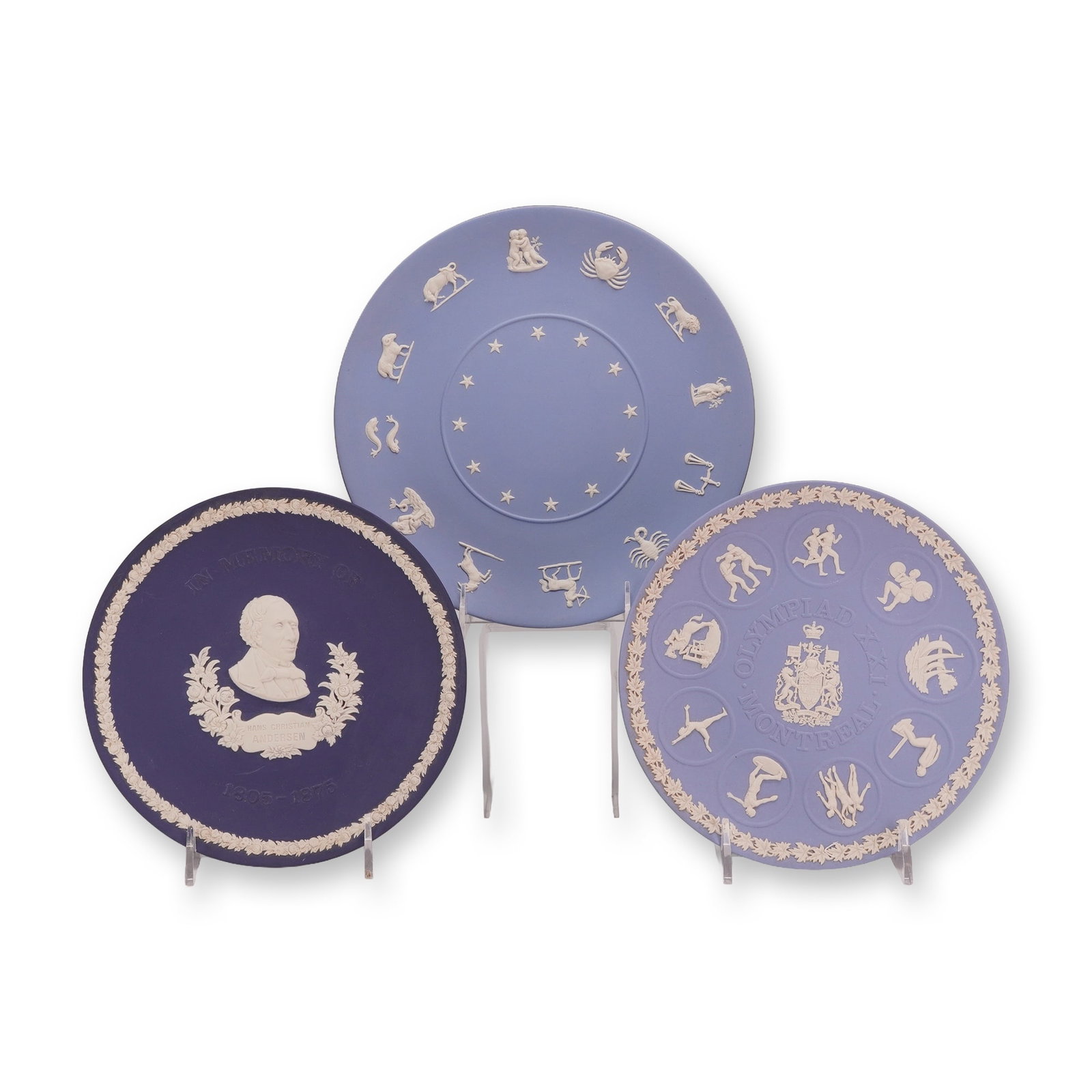 3pc Wedgwood Blue Jasperware Commemorative Plates: This lot consists of three commemorative jasperware stoneware plates manufactured by Wedgwood in Barlaston, Staffordshire, England. The collection includes a dark cobalt blue plate honoring Hans Chris