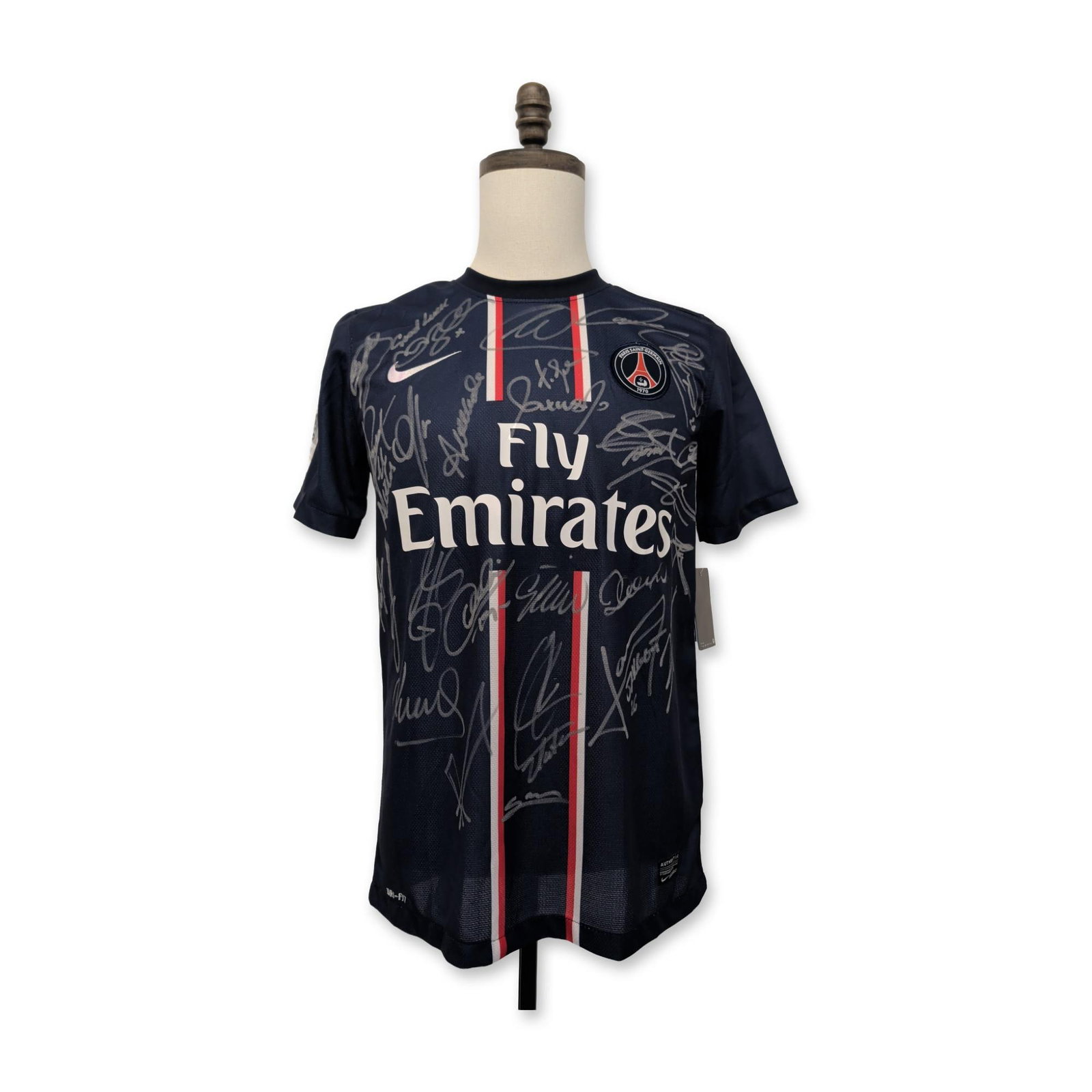 Nike 2012-2013 PSG Signed David Beckham Soccer Jersey: Nike brand Paris Saint-Germain (PSG) home jersey for the 2012-2013 season, representing the final season of David Beckham's professional career. The navy blue garment features the club's signature red