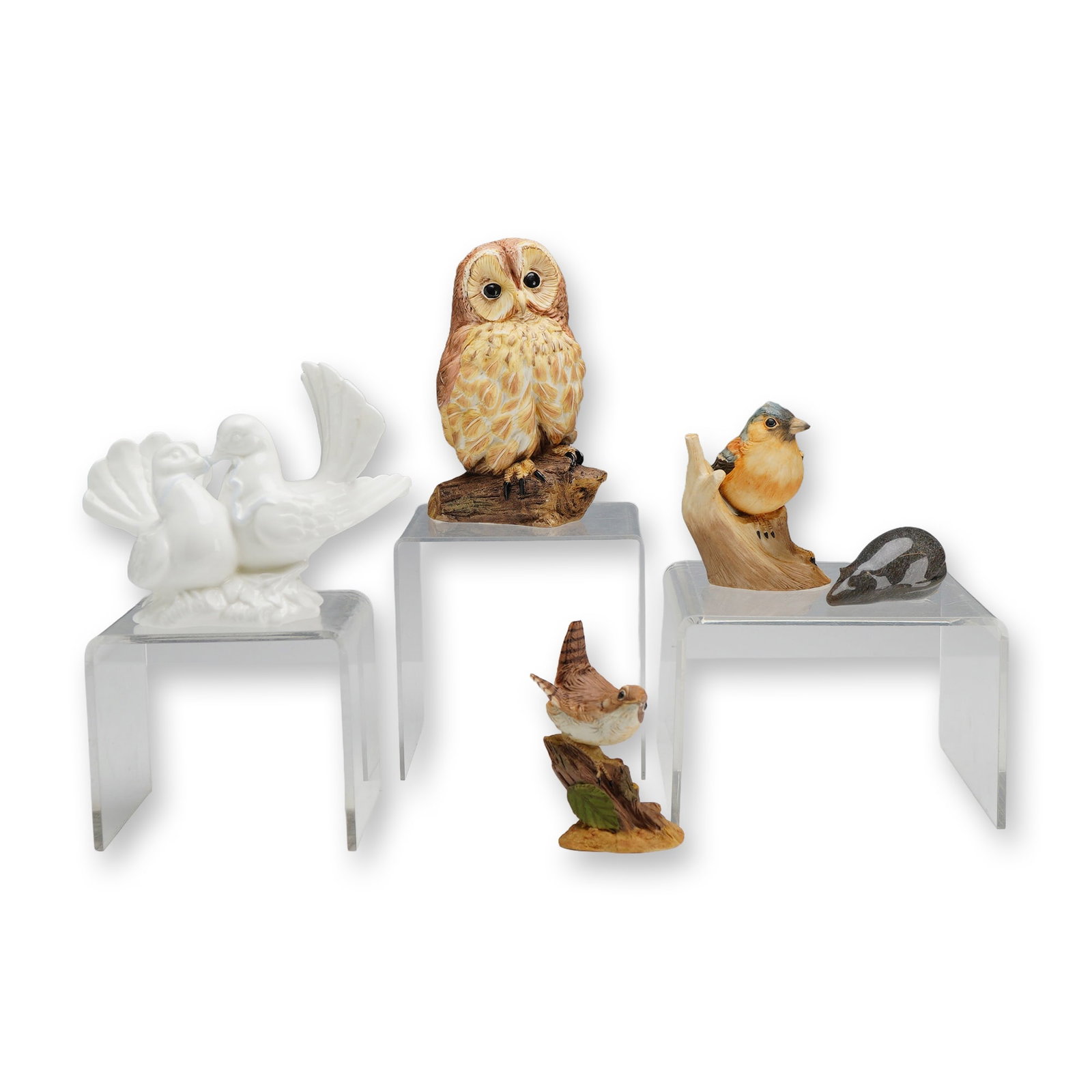 5pc Wedgwood Figurines Including Ceramic Birds and Mouse: A collection of five figurines produced by Wedgwood, featuring naturalistic animal subjects. The set includes four ceramic birds and one mouse. The ceramic birds consist of a pair of Devotion Doves in