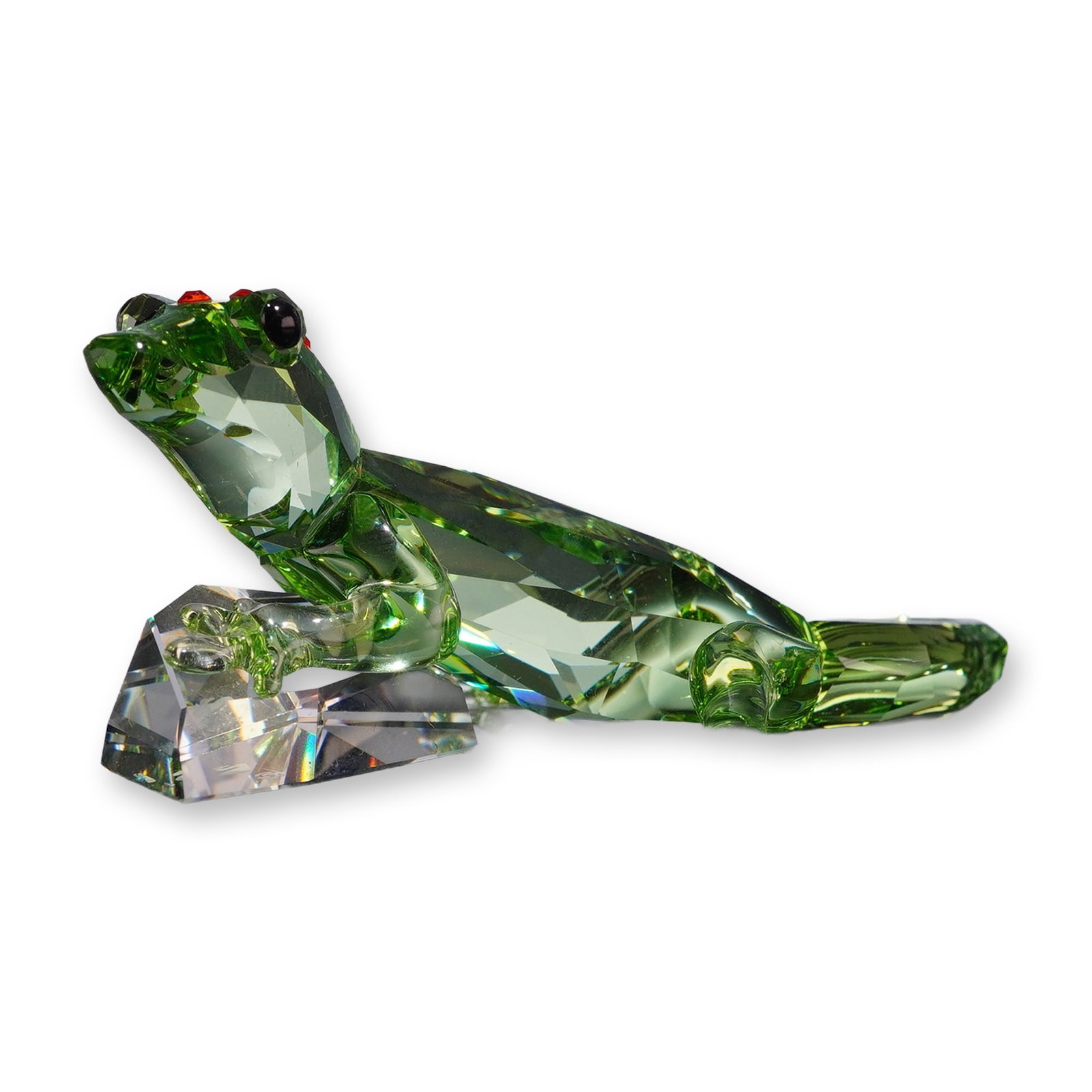 Swarovski Crystal SCS 2008 Event Piece Figurine, Gecko: Swarovski Austrian crystal SCS 2008 Event Piece "Gecko" figurine, executed in faceted green crystal and depicted perched on a faceted clear crystal rock base. The figure features applied black and red