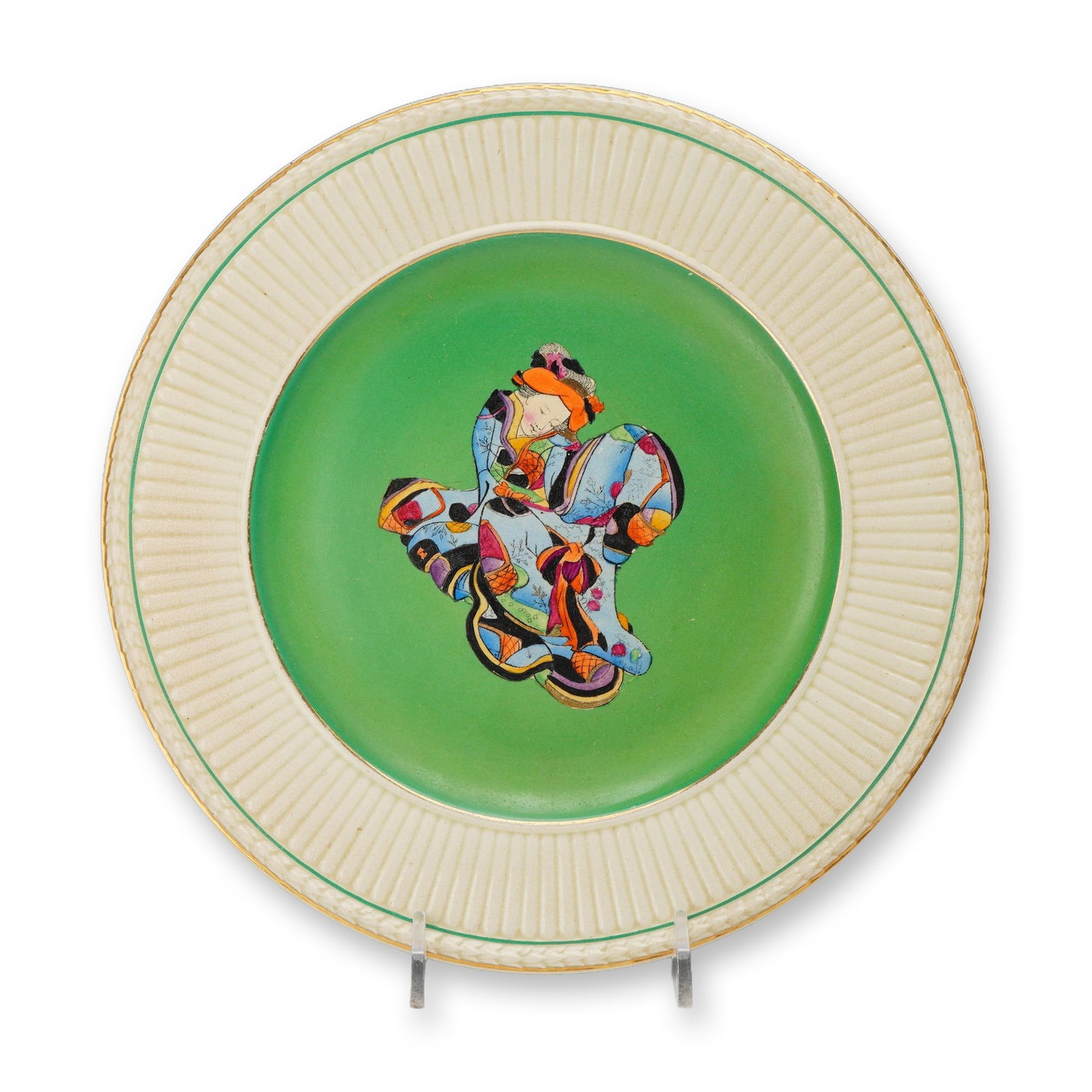 Wedgwood Queensware Edme Shape Dessert Plate with Japanese Lady Enamel Decoration: A Wedgwood Queensware creamware dessert plate in the Edme shape, characterized by its signature wide fluted and ribbed rim. The central well is finished in a solid green glaze, featuring a hand-painte