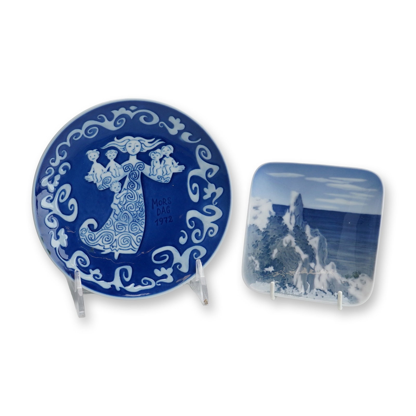 Two Royal Copenhagen Porcelain Dishes, 1972 Mother's Day Plate and Moens Klint Sommerspiret Coaster: This lot consists of two pieces of underglaze blue porcelain from Royal Copenhagen, Denmark. The first item is a circular commemorative wall plate from 1972. The front features a stylized central figu