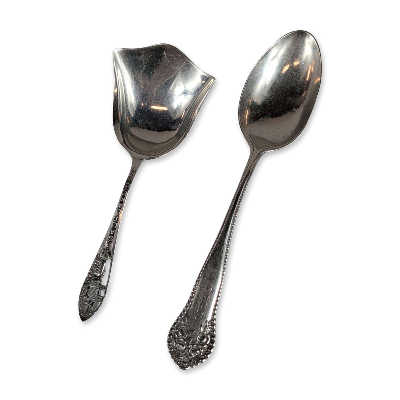 2pc American Sterling Silver Spoons: Late 19th or early 20th century American sterling silver spoons. Features a floral pattern with roses and scrolling foliage enclosed within a beaded border and is monogrammed GE. The reverse of the ha