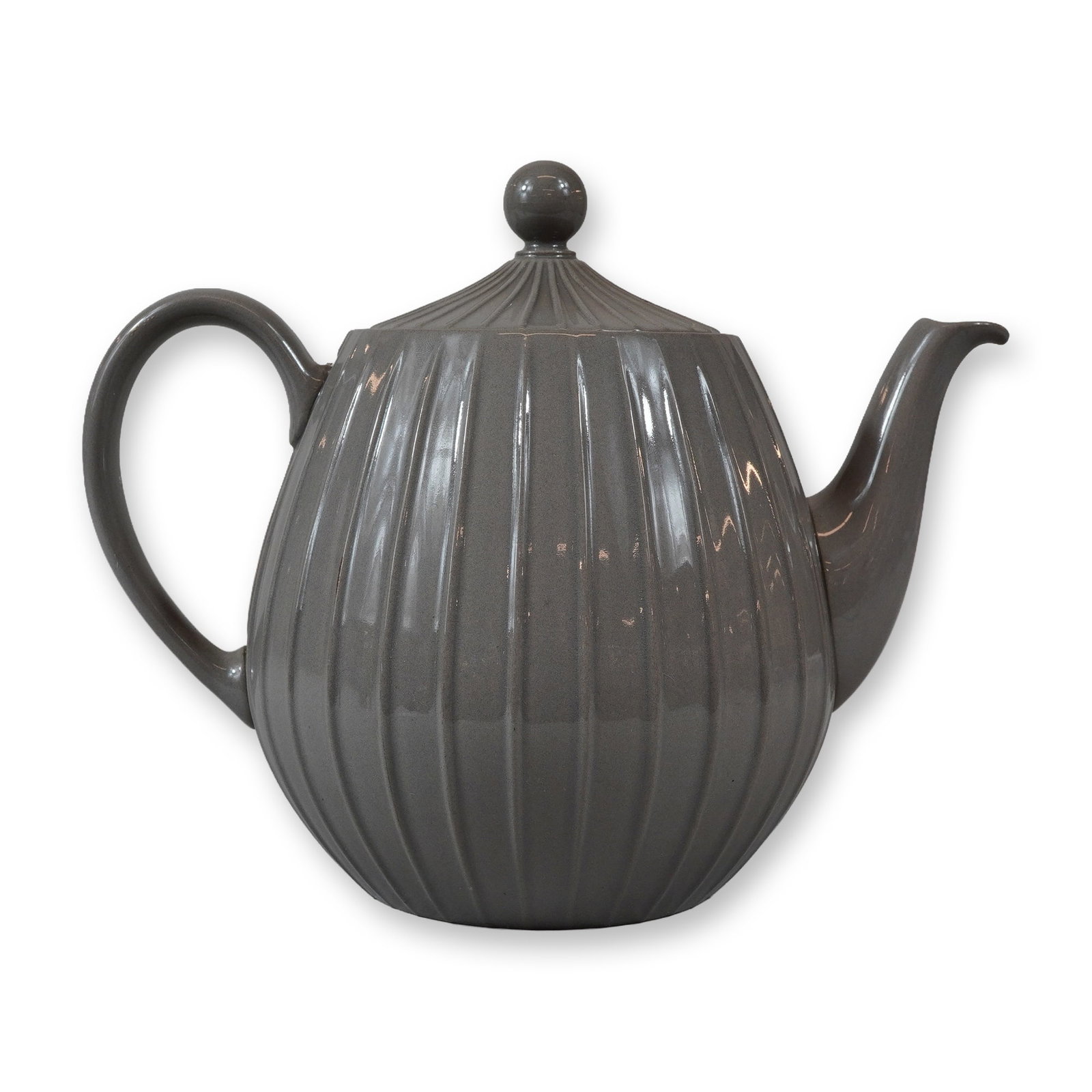 Wedgwood by Eric Owen and Norman Wilson Experimental Gray Glaze Lidded Teapot: The vessel features a globular body decorated with vertical fluting, shaped by Eric Owen and glazed by Norman Wilson. It is finished in a uniform, semi-matte gray monochrome glaze, identified by an un
