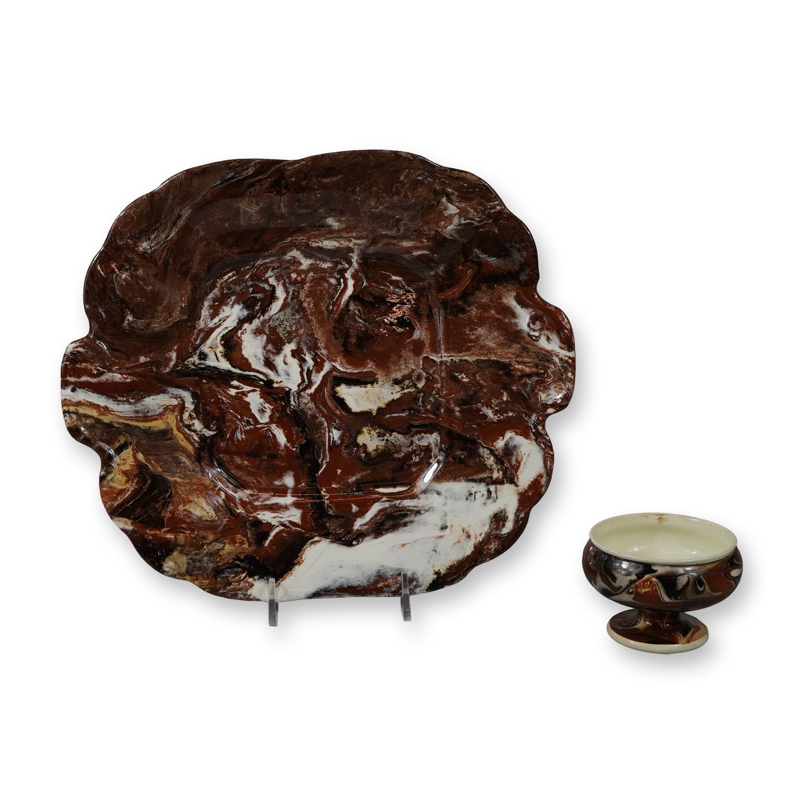 2pc Wedgwood Slip-Decorated Agate Ware Creamware: This two-piece lot consists of Wedgwood slip-decorated creamware in the agate ware style, including a large platter and a small footed bowl. The platter is characterized by an irregularly lobed rim,