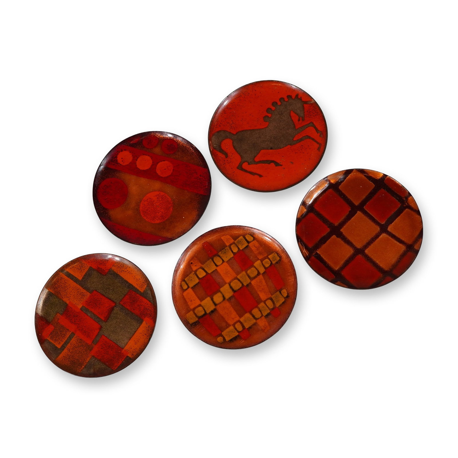 5pc Art on Copper Mini Trinket Dishes: A lot of five small, circular, shallow dishes featuring abstract enamel decoration on a copper substrate. The interior of each piece is decorated with a mid-century modern geometric pattern of overlap