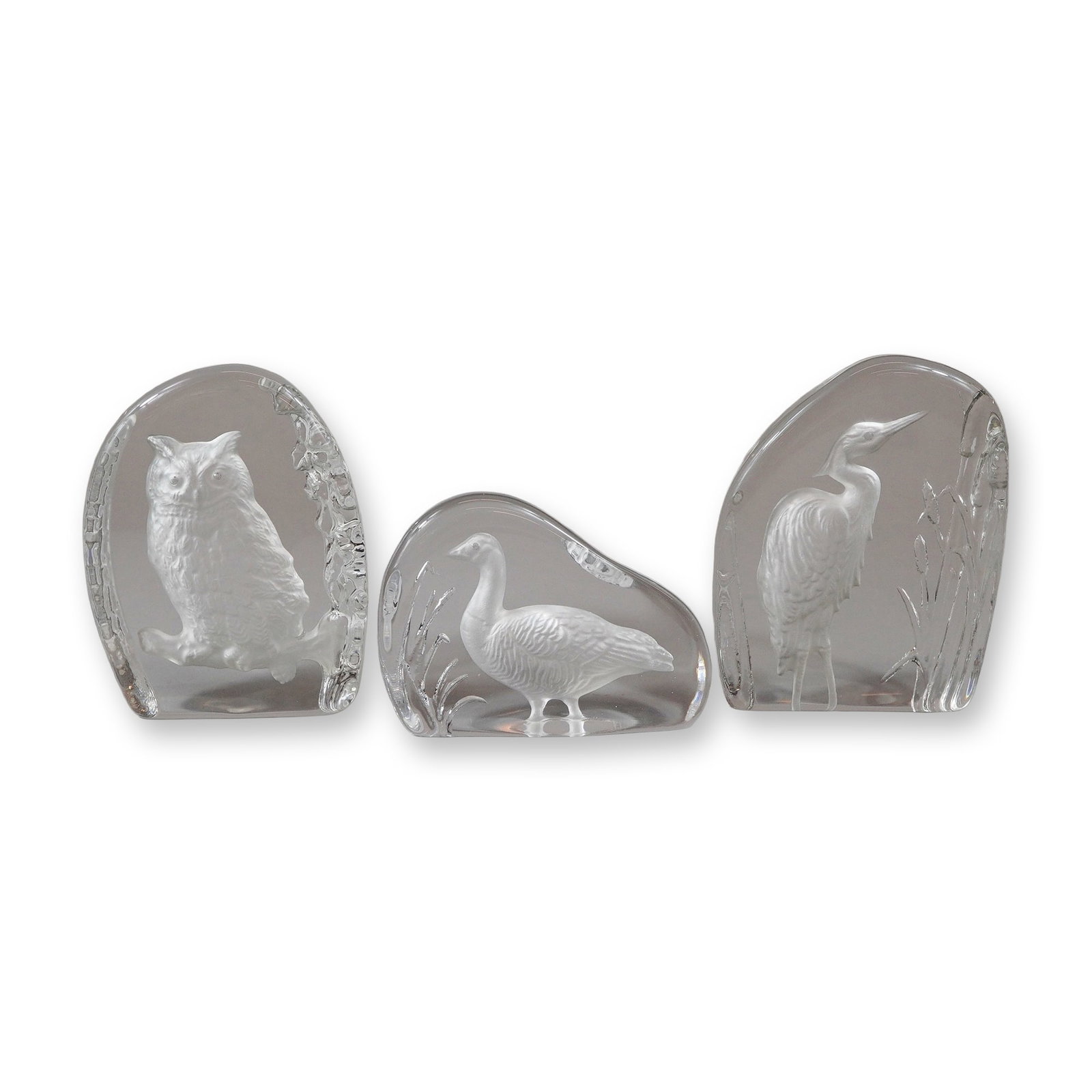 Three Wedgwood Crystal Bird Paperweights for The Danbury Mint: A set of three clear crystal figurines or paperweights, manufactured by Wedgwood Crystal in England for The Danbury Mint. Each piece is constructed from heavy clear crystal with a frosted intaglio des