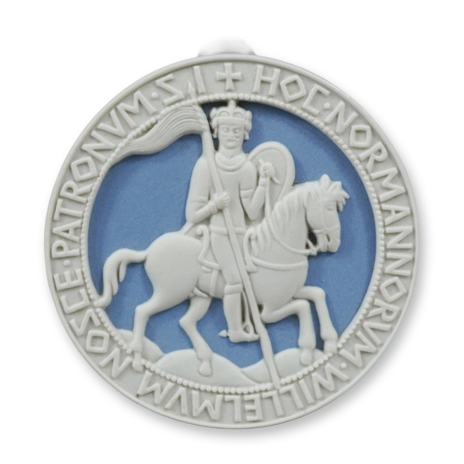Wedgwood Blue Jasperware Domesday Book 900th Anniversary Commemorative Medallion: A circular Wedgwood blue jasperware commemorative medallion produced in 1986. The piece is constructed of blue jasper stoneware with applied white bas-relief decoration. The front features a central i