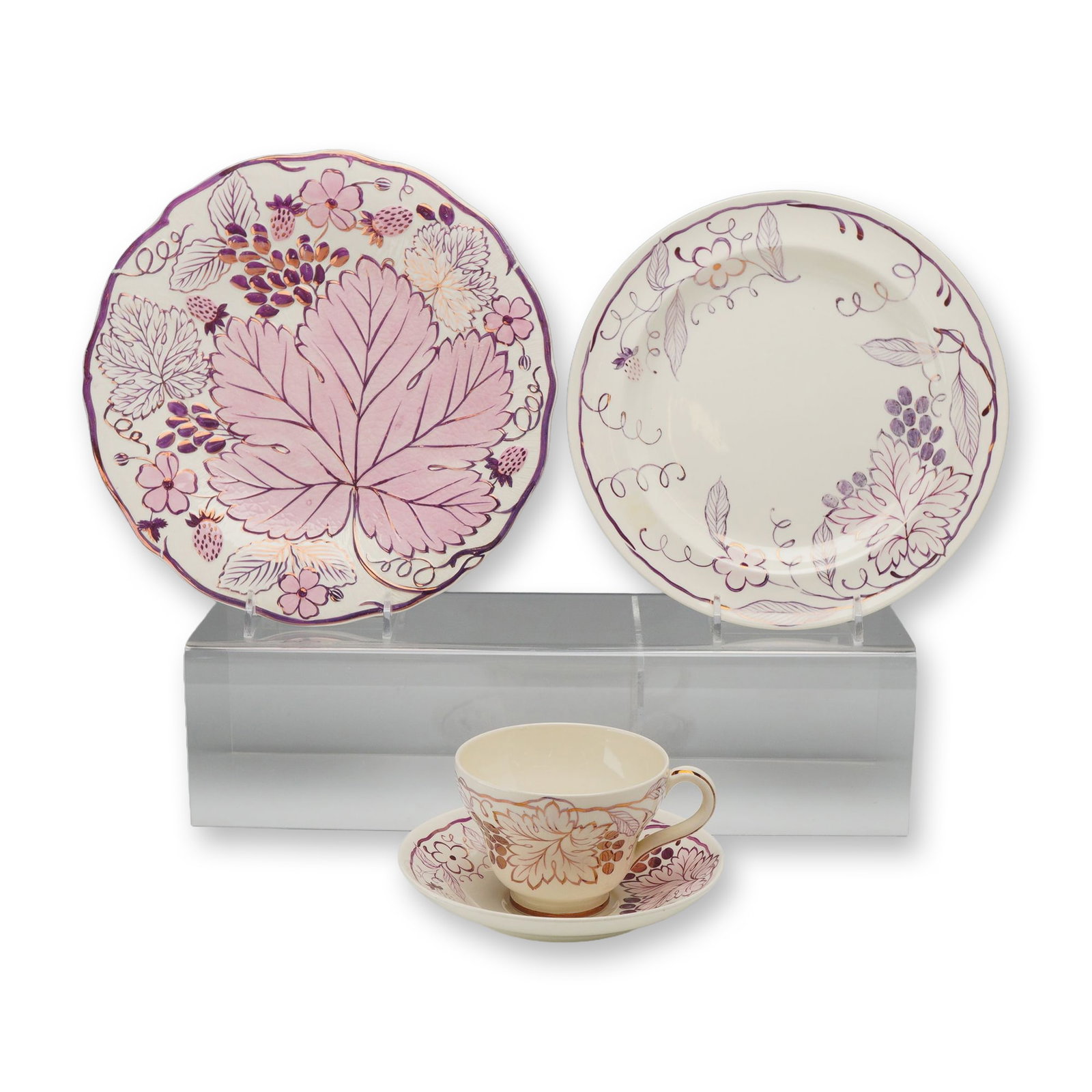 4pc Wedgwood Etruria England Old Vine Luster Place Setting: The set is crafted from cream-colored earthenware, or creamware, and features the Old Vine pattern. The collection consists of one large plate with a molded scalloped edge, one circular side plate, on