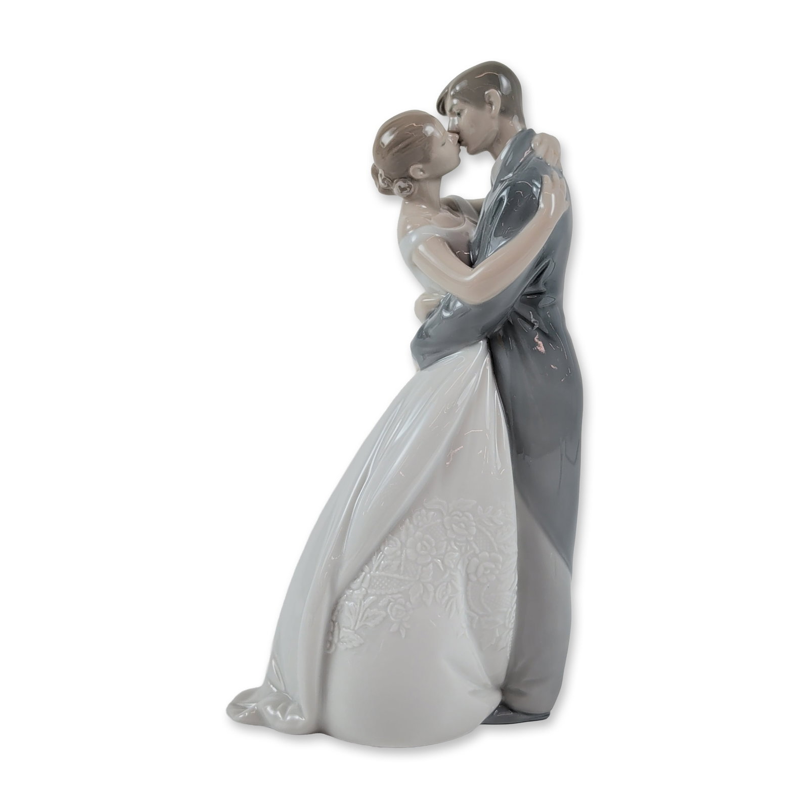 Nao by Lladro Spanish Porcelain A Kiss Forever Figurine (1 of 4)