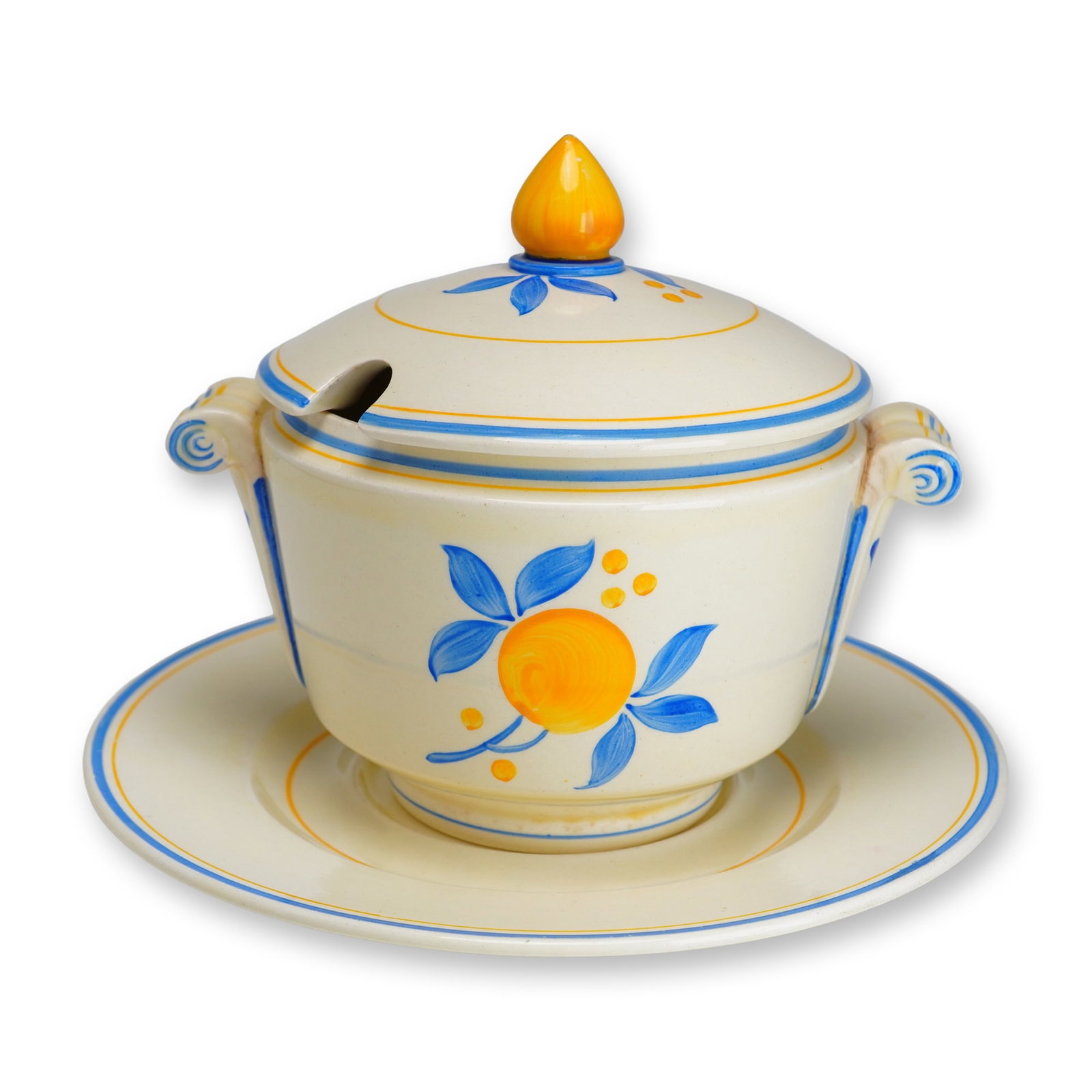 Wedgwood Earthenware Lidded Sauce Tureen and Underplate, circa 1932: This lidded sauce tureen and matching underplate set is crafted from Wedgwood creamware earthenware and dates to circa 1932. The set features hand-painted decoration consisting of a central citrus fru