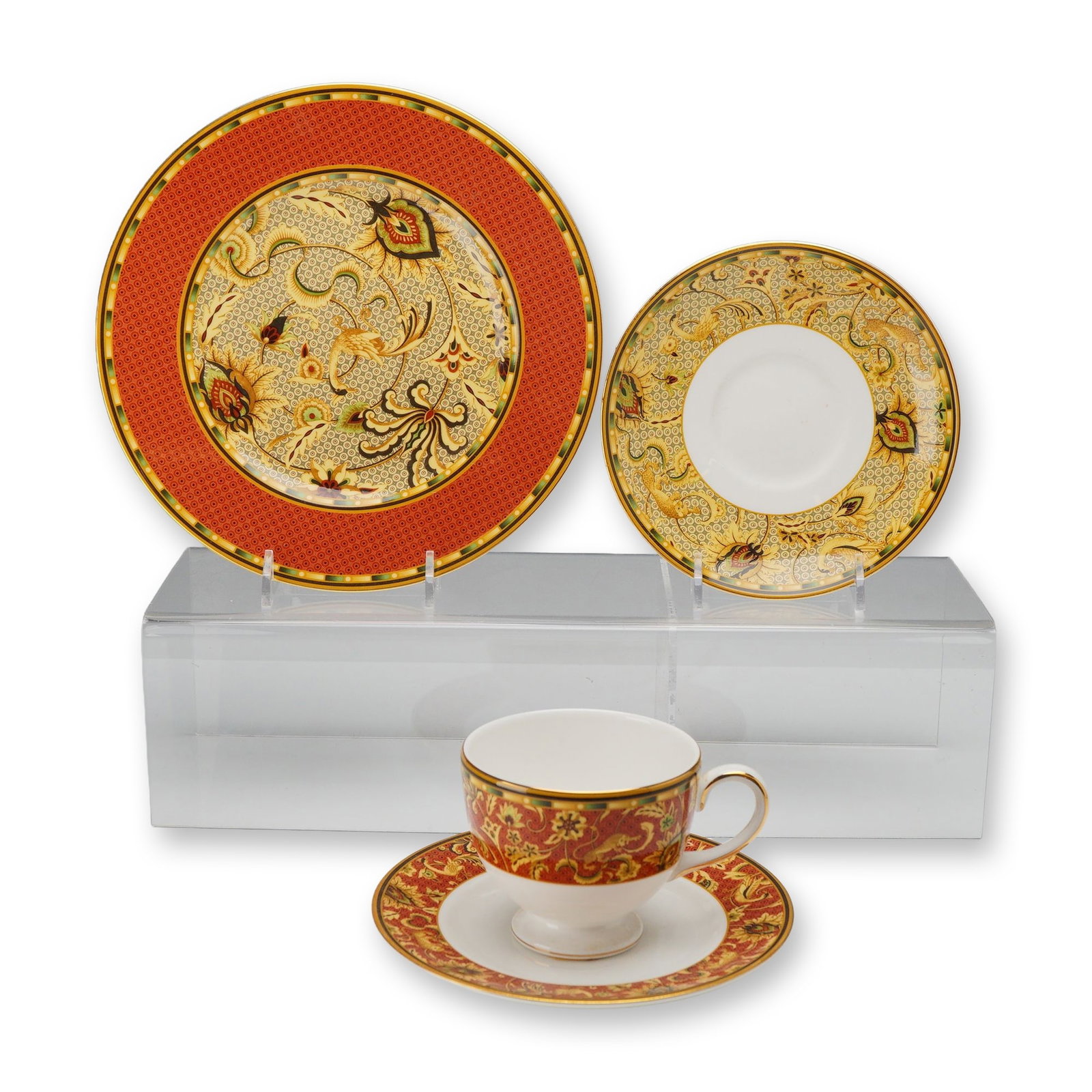 4pc Wedgwood Persia Pattern Bone China Service: A four-piece selection of Wedgwood fine bone china in the Persia pattern, manufactured in England. This grouping consists of one large flat plate, one smaller accent plate, one teacup, and one matchin