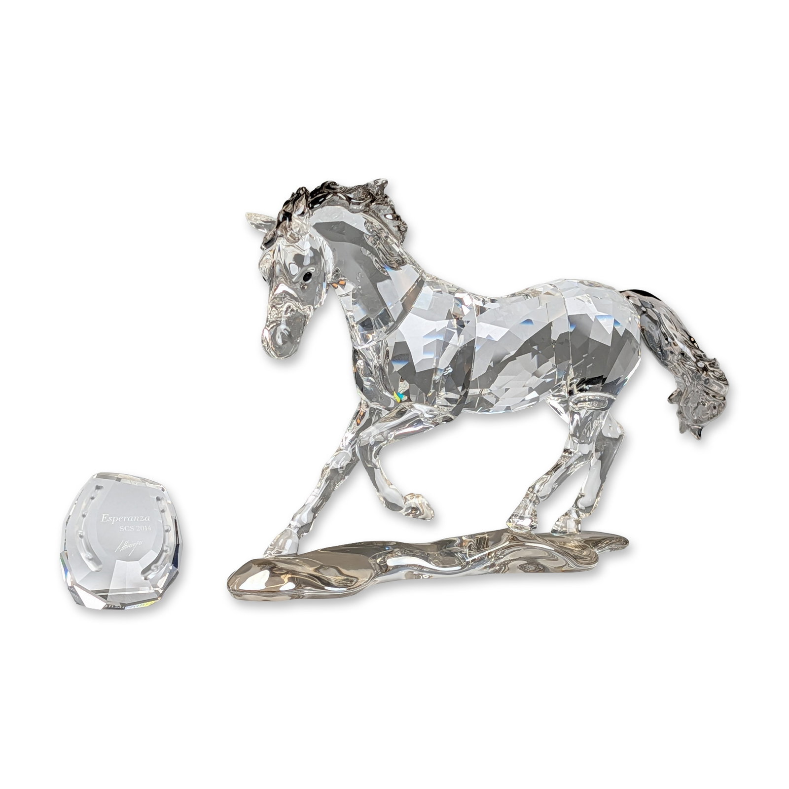 2pc Swarovski SCS 2014 Crystal Figurine, Esperanza Horse with Horseshoe Plaque: Swarovski Crystal Society Annual Edition 2014 horse figurine, titled Esperanza. Designed by Anton Hirzinger, the piece is constructed from faceted clear lead crystal with a molded mane and tail featur