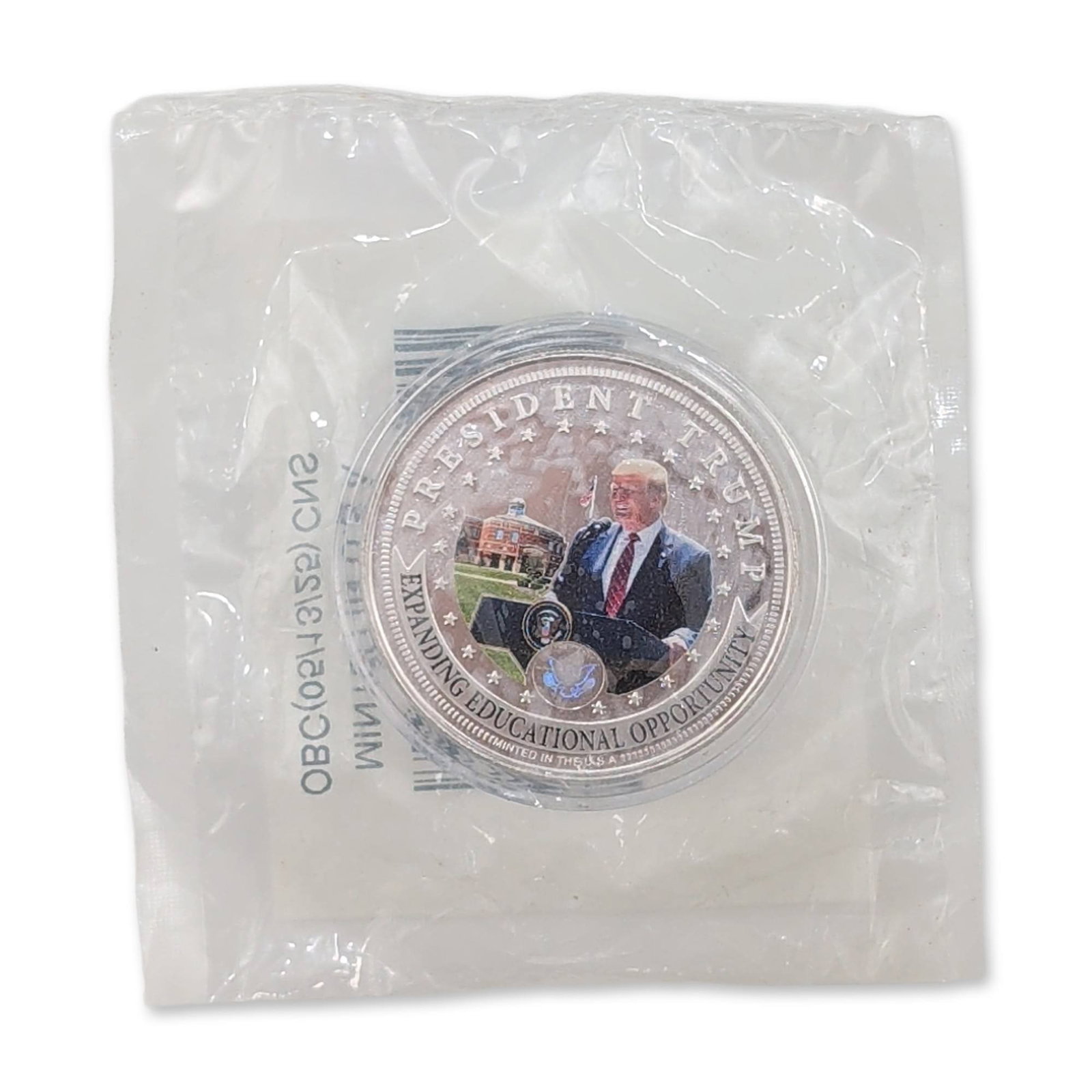 Donald Trump US Commemorative Silver Plated Colorized Coin: US commemorative medal in silver-plated metal, featuring a colorized obverse depicting Donald Trump and a building. The perimeter is inscribed with PRESIDENT TRUMP and EXPANDING EDUCATIONAL OPPORTUNIT