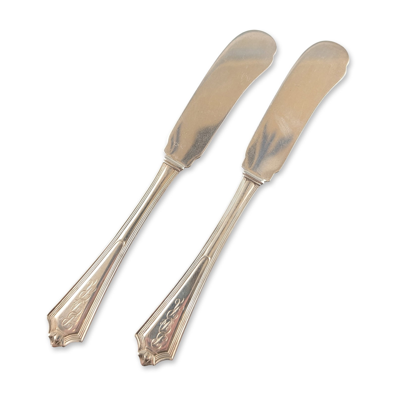 2pc Gorham Plymouth Pattern Sterling Silver Butter Spreaders: Gorham Manufacturing Company pair of sterling silver flat-handle butter spreaders in the Plymouth pattern, patented 1911. The handles feature a neoclassical design with recessed vertical fluting and p