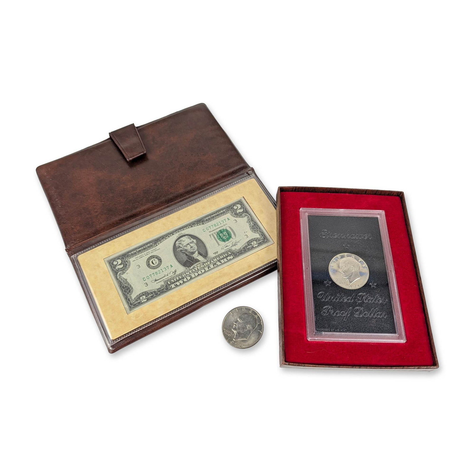 3pc US Coin and Currency Items: 3pc United States numismatic items. Included is a 1976 series two-dollar Federal Reserve Note, serial number C 07782137 A, certified as a First Day of Public Issue from April 13, 1976. The note is hou