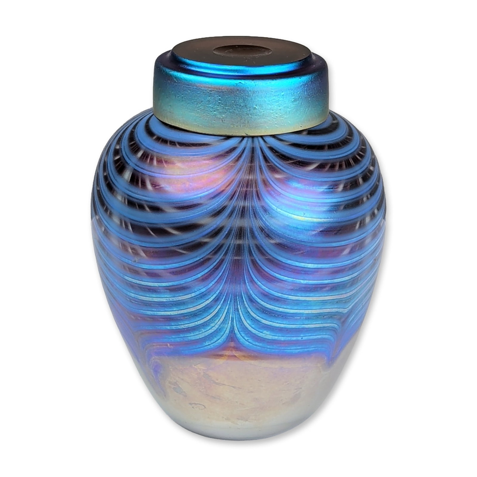 Kyle Gribskov Art Glass Iridescent Pulled Feather Jar, Signed: Hand-blown art glass covered jar featuring a dense pulled-feather combed pattern in cobalt blue and deep purple over a translucent ground. The exterior is finished with a metallic iridescent sheen. Th