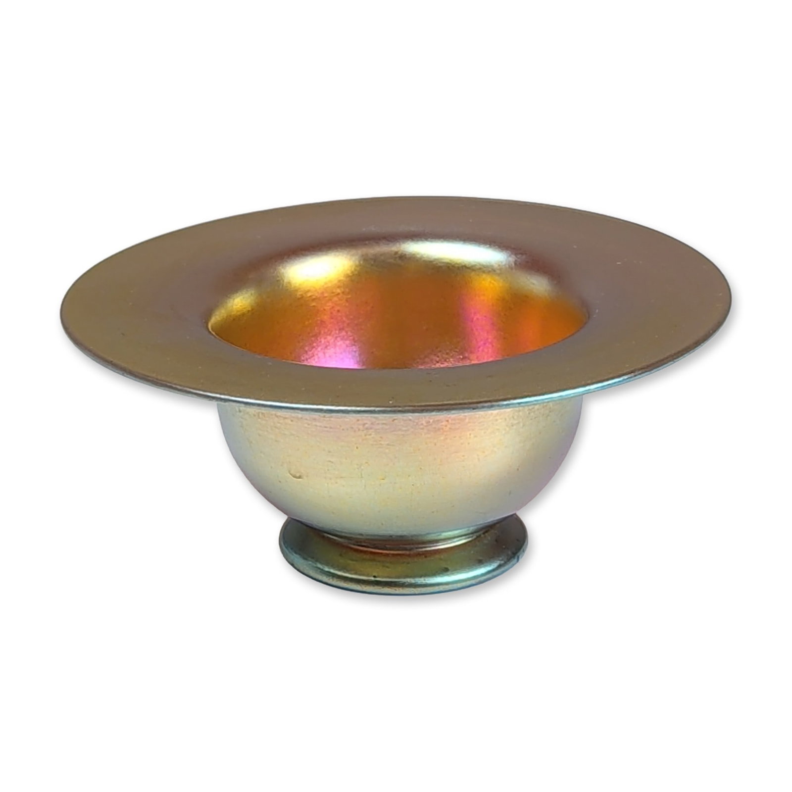 Steuben Art Nouveau Gold Aurene Glass Dish: Steuben Glass Works, early 20th century Art Nouveau nut dish or salt cellar. Hand-blown glass with a gold iridescent Aurene finish, featuring vibrant magenta, pink, and violet highlights. The circular