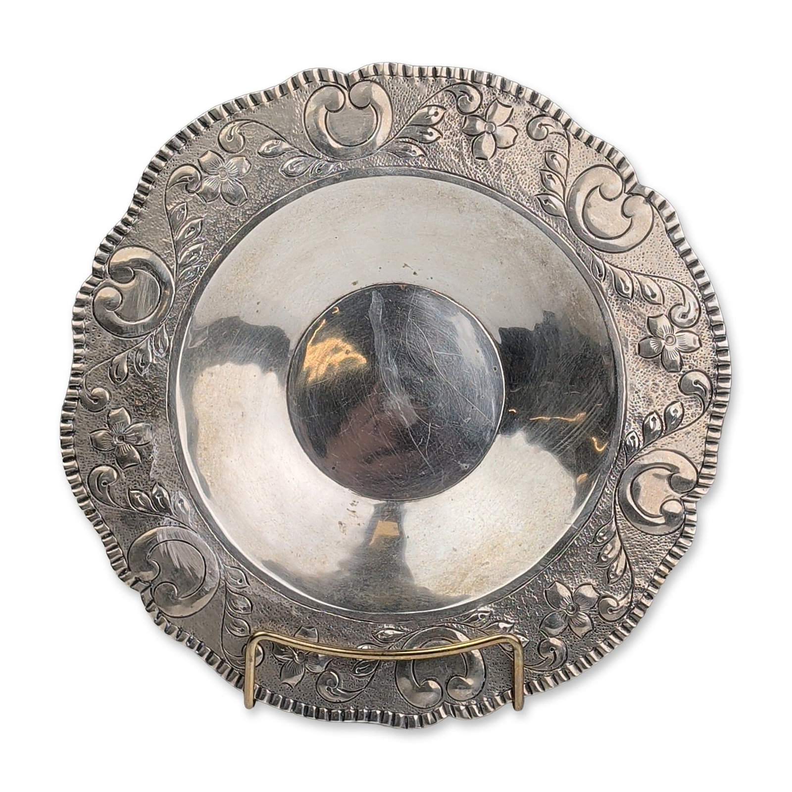 Latin American Repousse 900 Plata Fina Silver Bowl: Latin American, 20th century. Decorative bowl in 900 fine silver, featuring a shallow central well and a wide rim with repousse and chased decoration. The rim displays a repeating pattern of five-peta
