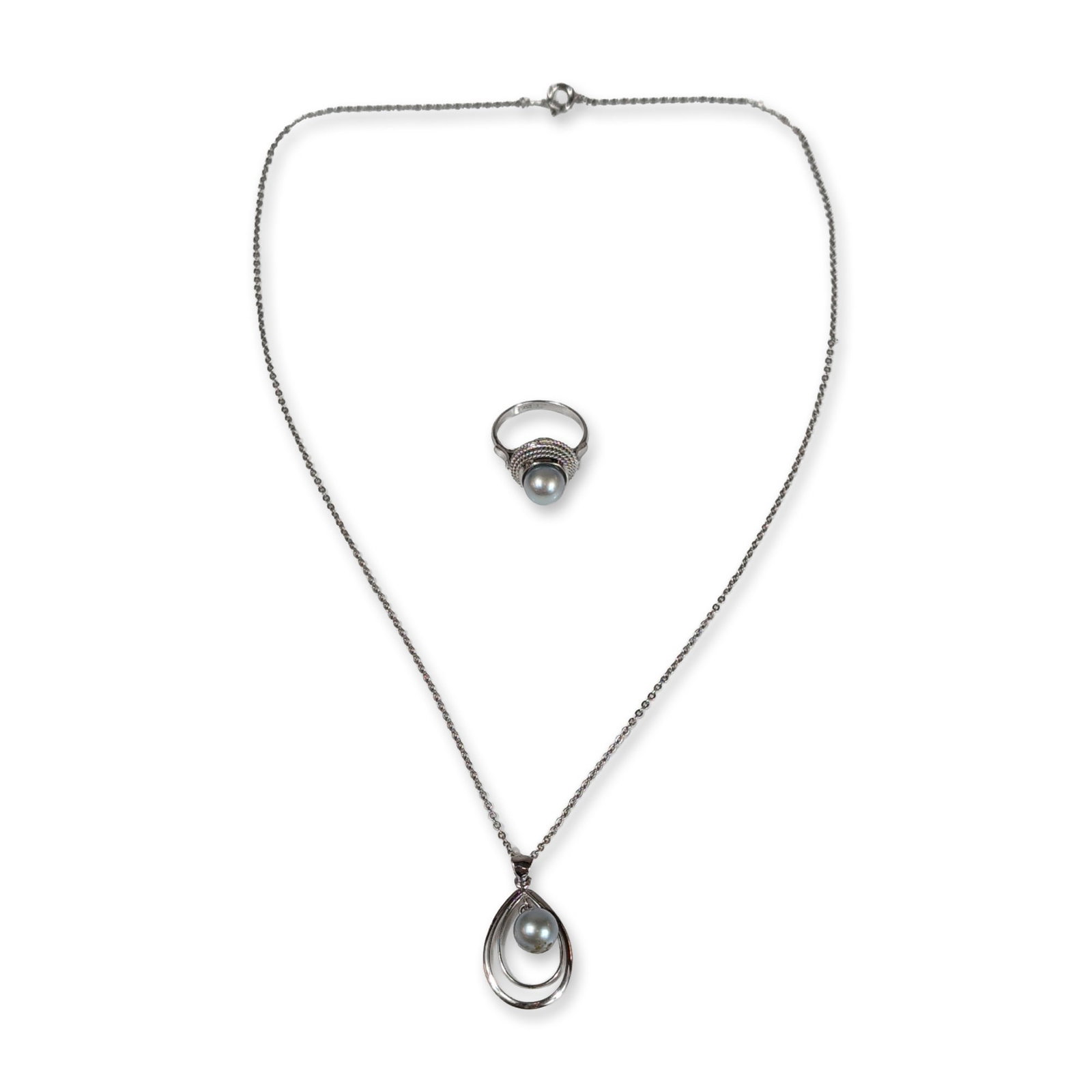 2pc Silver and Grey Pearl Jewelry Ring and Necklace: 18K yellow gold fine chain necklace featuring elongated oval links in a cable style. The piece is secured with a spring ring clasp and is hallmarked 14 on the clasp. Tested 18K when tested with Thermo