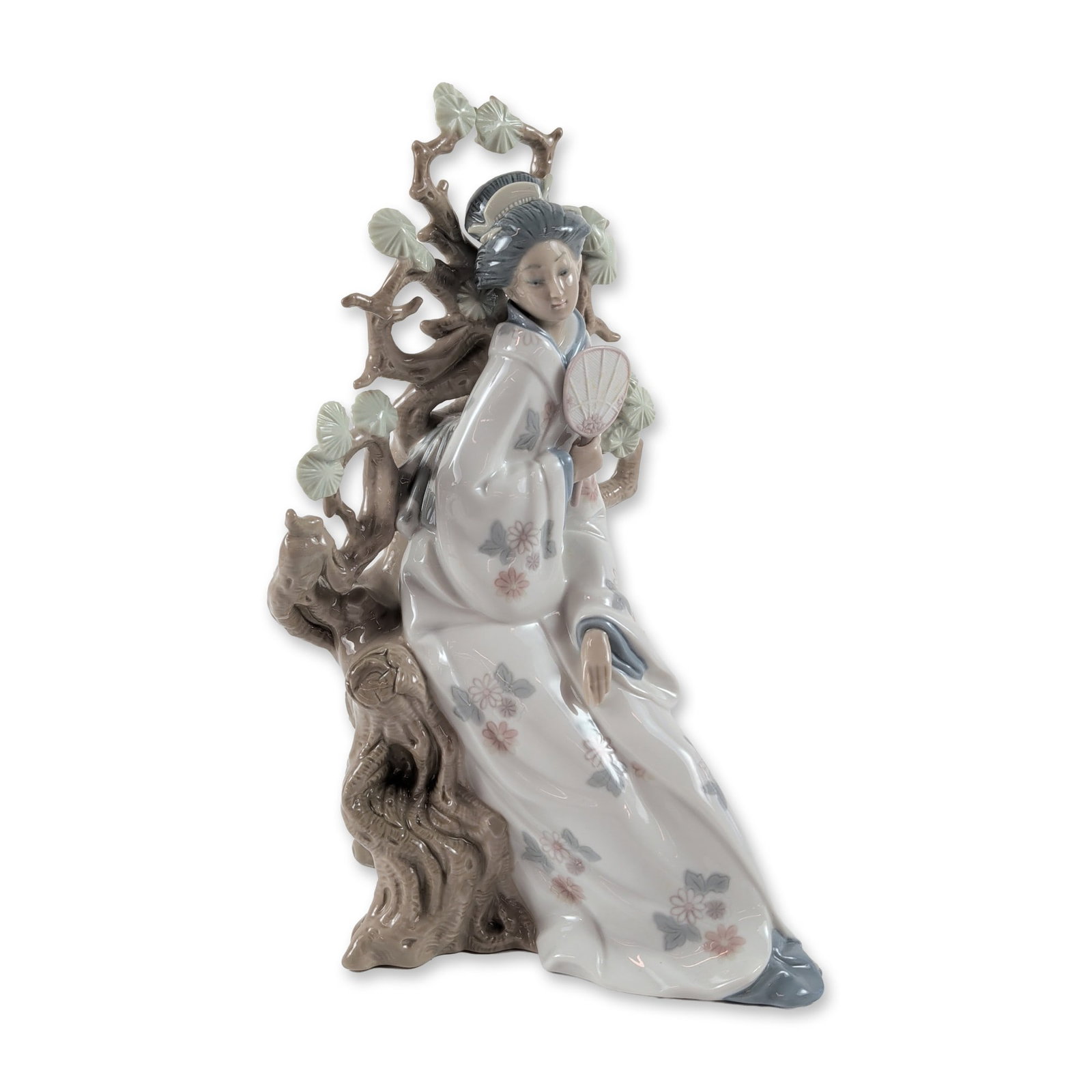 Lladro Figurine Porcelain Geisha: Lladro glazed porcelain figurine, model number 4807, titled Geisha. Designed by Vincente Martinez, the composition depicts a woman in a traditional floral-patterned kimono and shimada hairstyle