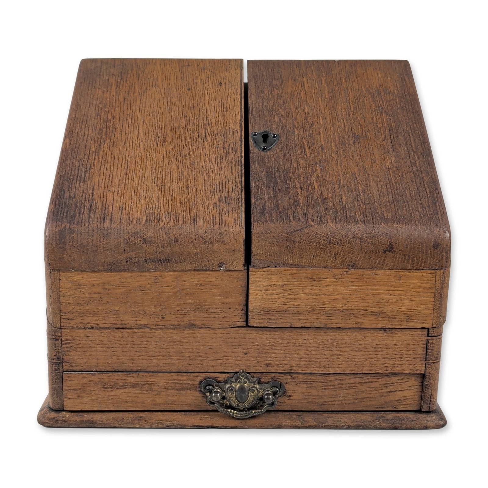 English Victorian Oak Stationery Cabinet: Late 19th century English Victorian stationery cabinet in oak, featuring a sloped lid opening to a tiered interior with five scalloped wood dividers. A secondary hinged side panel opens to a