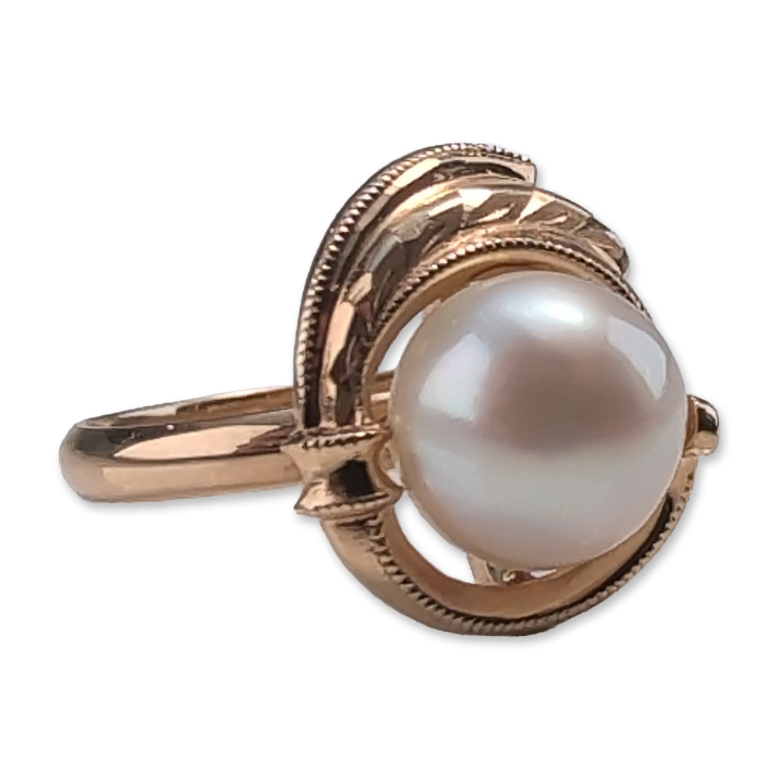 Vintage 14K Gold Pearl Ring: Mid-century style ring in 14k yellow gold, featuring a centered round cultured pearl set within an asymmetrical openwork frame. The frame displays a stylized feather or leaf motif with milgrain detail