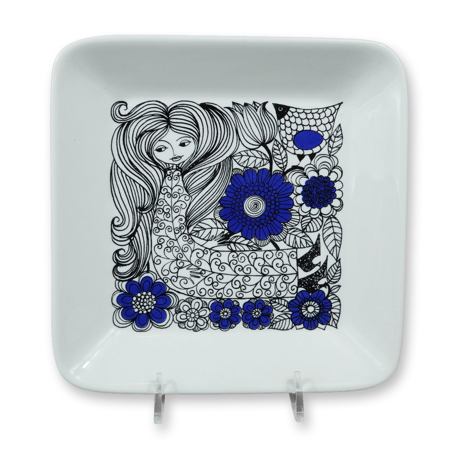 Arabia Finland Pastoraali Pattern Square Ceramic Dish Designed by Esteri Tomula: An Arabia Finland glazed earthenware dish of square form with rounded, upturned corners. The dish features the Pastoraali pattern designed by Esteri Tomula, consisting of a screen-printed decoration i
