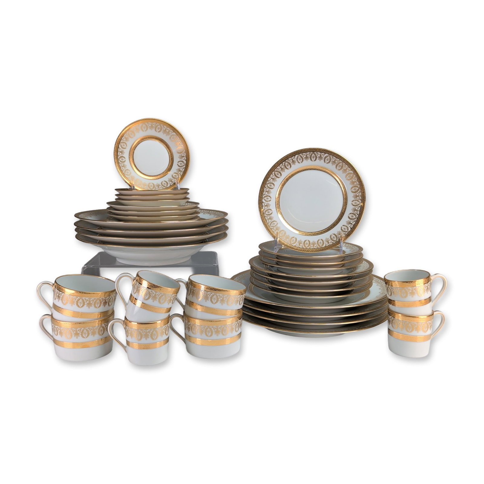 32pc Charles Field Haviland Limoges Arizona Gold Encrusted Porcelain Dinner Service: Charles Field Haviland, Limoges, set of thirty-two pieces porcelain dinnerware in the Arizona pattern featuring wide, heavy gold-encrusted borders decorated with scrolling foliate and classical medall