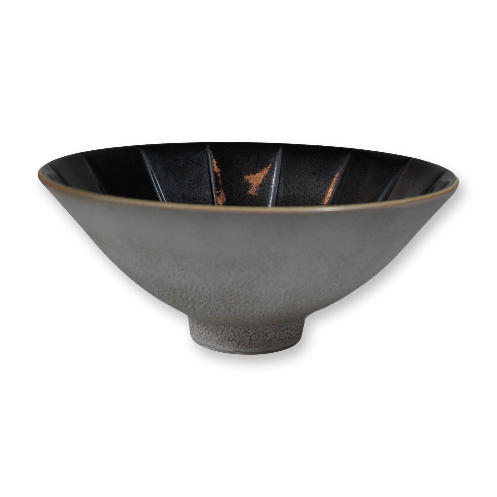 Wedgwood Norman Wilson Two-Tone Glazed Footed Ribbed Ceramic Bowl: A mid-century modern conical ceramic bowl designed by Norman Wilson for Wedgwood. The vessel features a deeply fluted or radially ribbed interior finished in a high-gloss, dark metallic glaze with bro