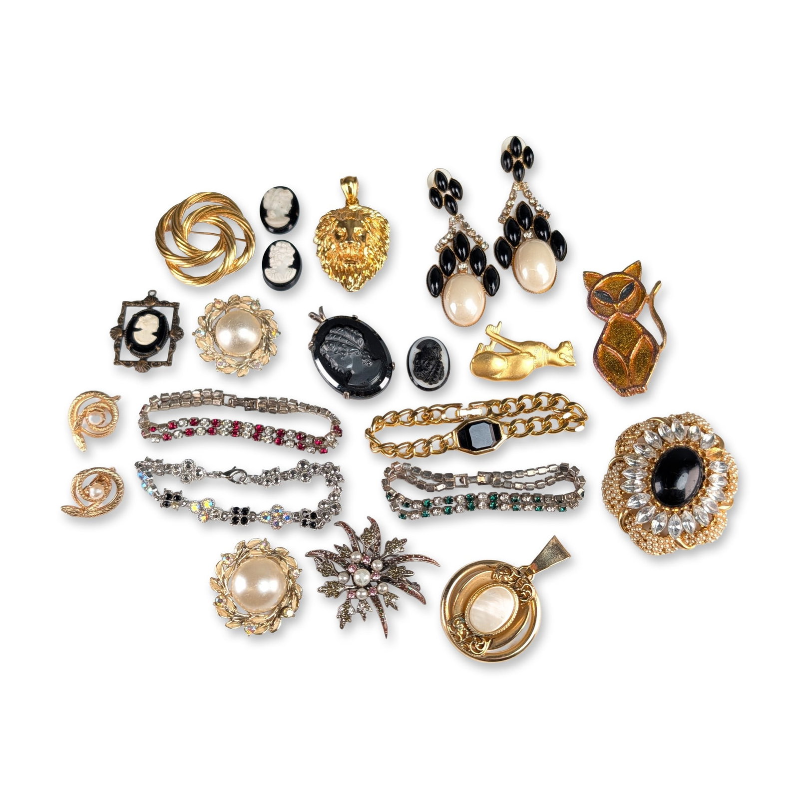 22pc Vintage Mid-Century Costume Jewelry Collection: Assortment of vintage mid-20th century costume jewelry in gold-tone and silver-tone base metals. The collection features a variety of motifs, including a textured lion head pendant, a stylized enamele