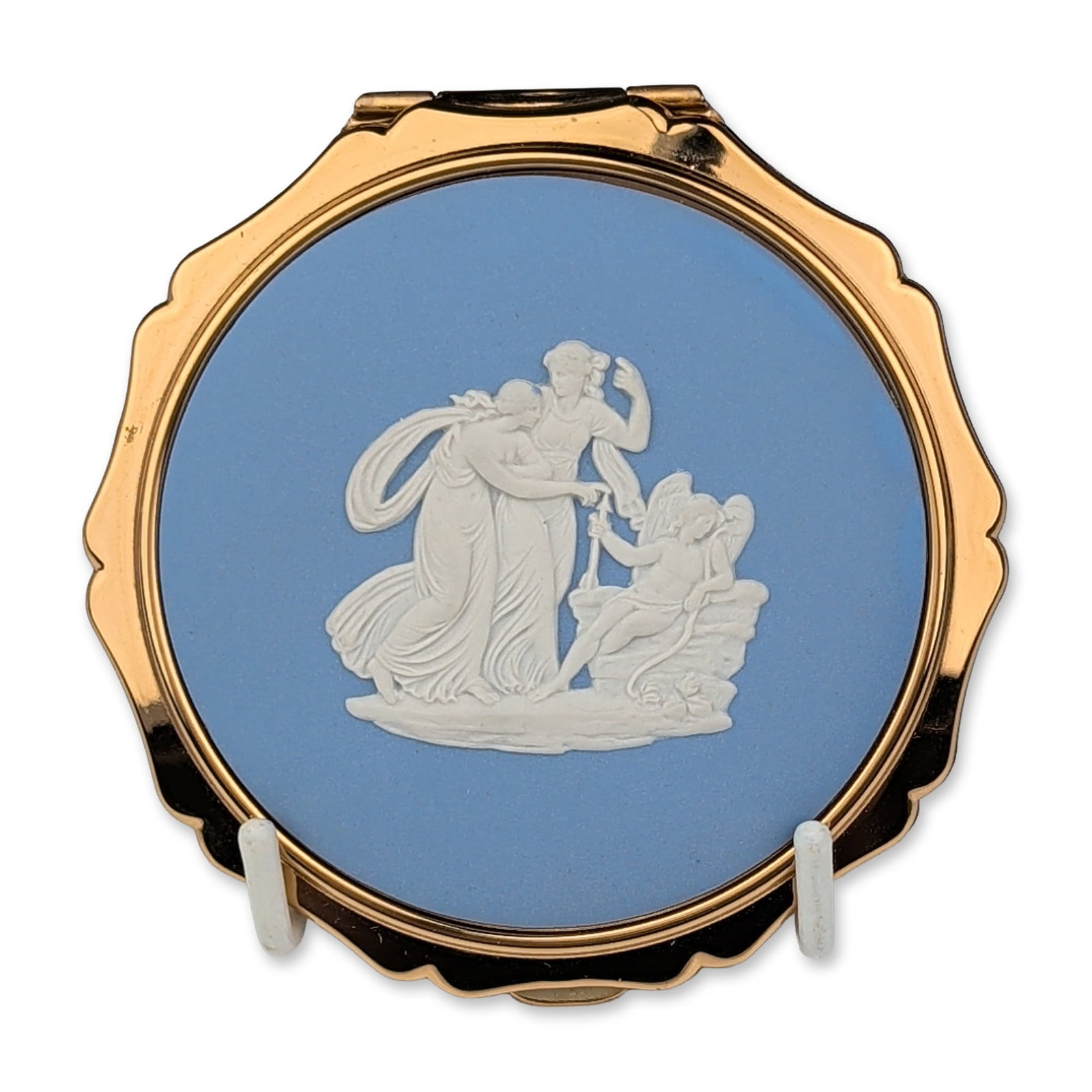 Stratton Queen Convertible Compact with Josiah Wedgwood & Sons Cameo Jasperware: Convertible powder compact in a scalloped shape, featuring a circular blue and white jasperware lid manufactured by Wedgwood. The lid is decorated with a white relief neoclassical motif depicting a fe
