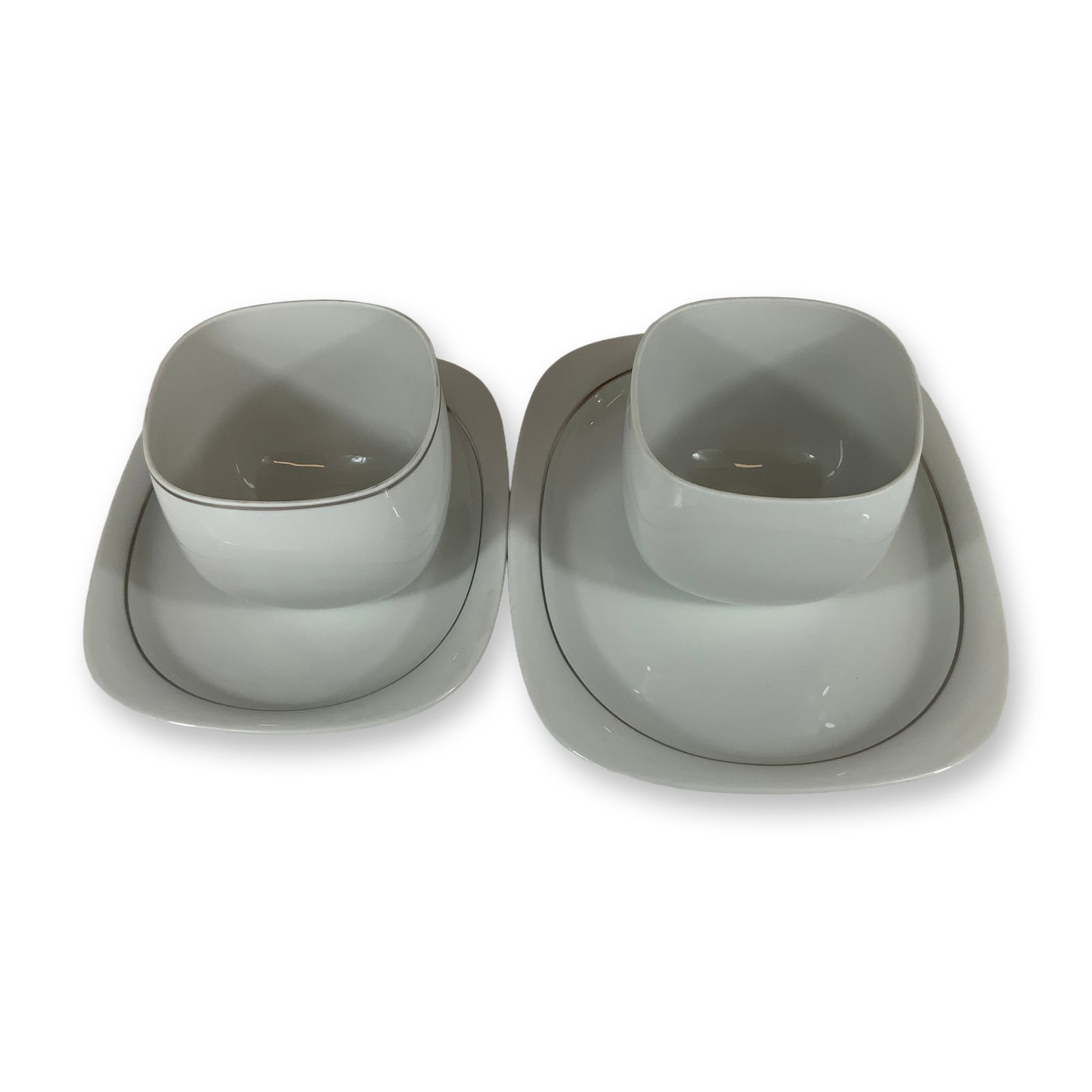 4pc Rosenthal Studio-Linie Suomi White Porcelain Bowls and Serving Platters: This 4pc set of Rosenthal porcelain is from the Studio-Linie range in the Suomi pattern, designed by Timo Sarpaneva. The collection consists of two deep bowls with a rounded-square profile and two coo