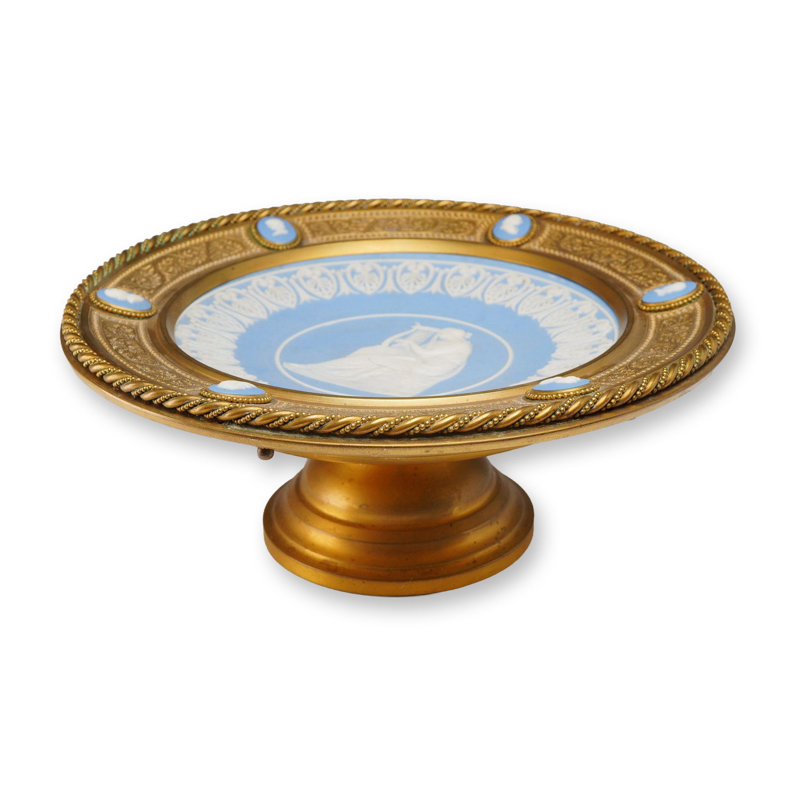Victorian Wedgwood Mounted Plate in Brass Tazza, circa 1850-1860: This Victorian brass tazza mount was designed to display a Wedgwood plate and is attributed to the mid-19th century. The piece consists of a cast and turned brass frame with a stepped, beaded rim. It