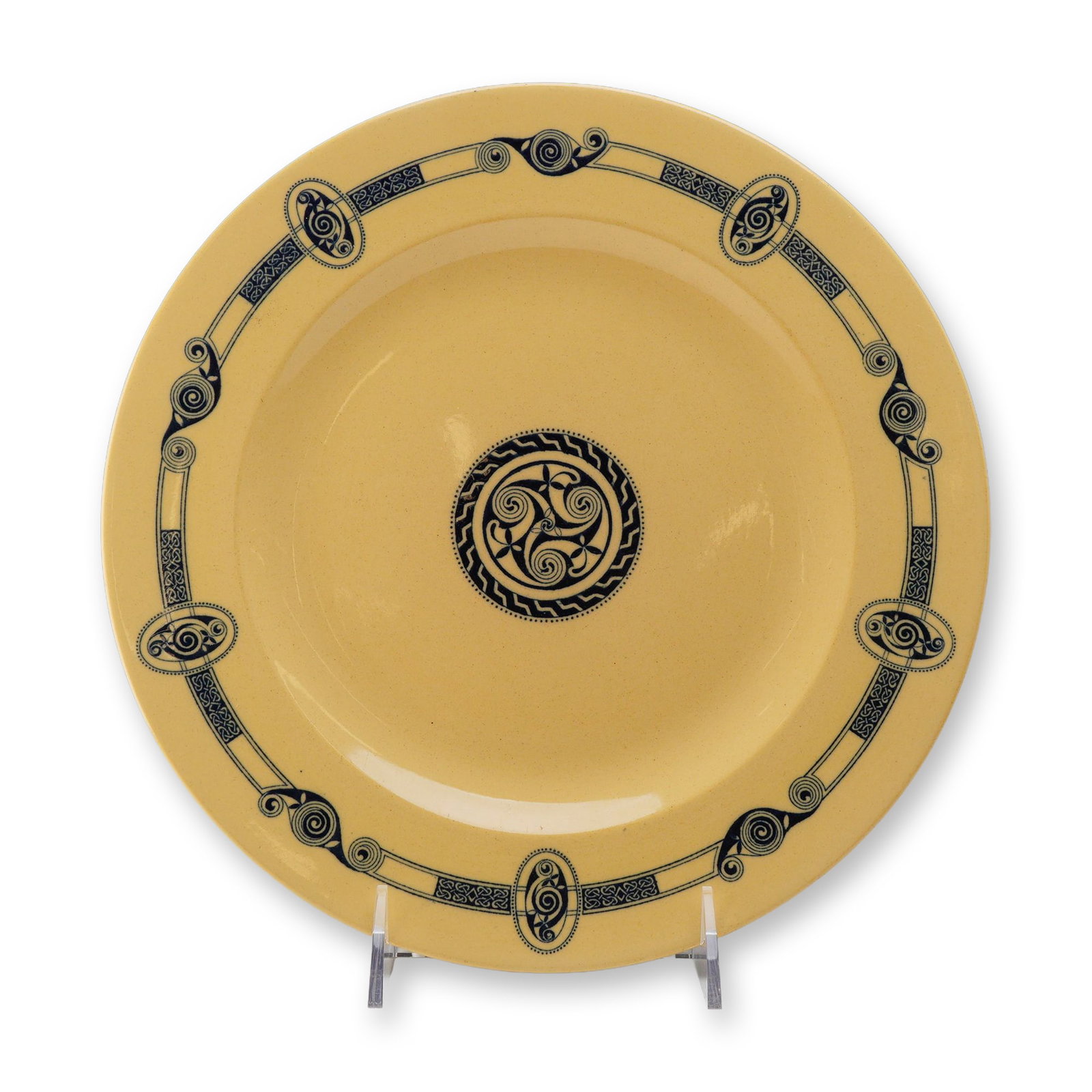 Rare Wedgwood Vespasian Plate Designed by Daisy Makeig-Jones: A rare Wedgwood earthenware creamware plate featuring the Vespasian pattern designed by Daisy Makeig-Jones. The circular service plate is decorated in a dark blue transfer print on a cream-colored