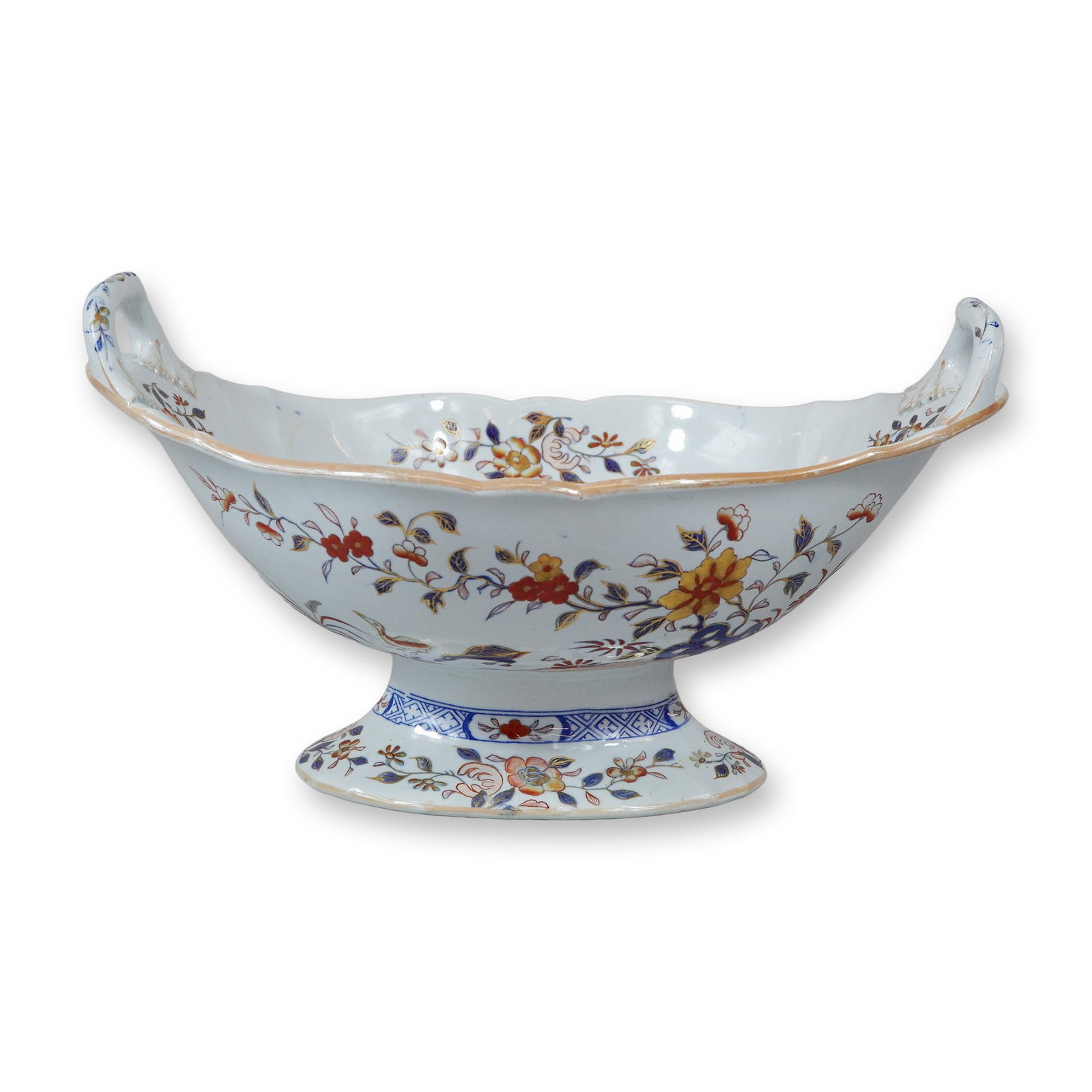 Wedgwood Stone China Imari Pattern Pedestal Centerpiece Bowl: A large Wedgwood stone china footed centerpiece bowl of boat-shaped form, dating to the early-to-mid 19th century. The vessel features a scalloped rim and twin scroll-form handles, resting upon a flar