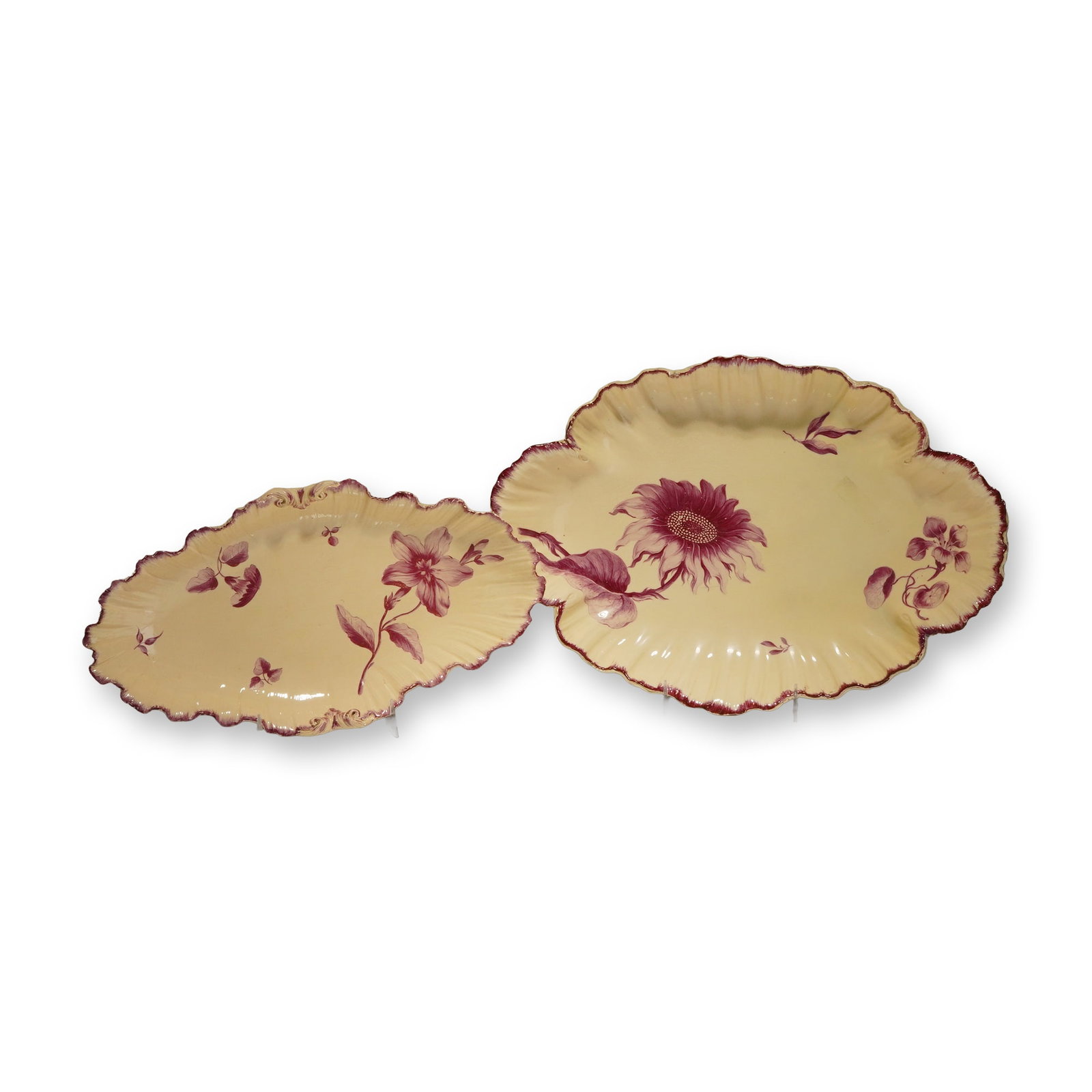 A Pair of Wedgwood Creamware Shell-Edge Oval Trays Painted by James Bakewell: A pair of Wedgwood creamware shell-edge oval trays featuring hand-painted crimson flower foliate designs attributed to James Bakewell. The pieces are characterized by scalloped, lobed rims with a feat