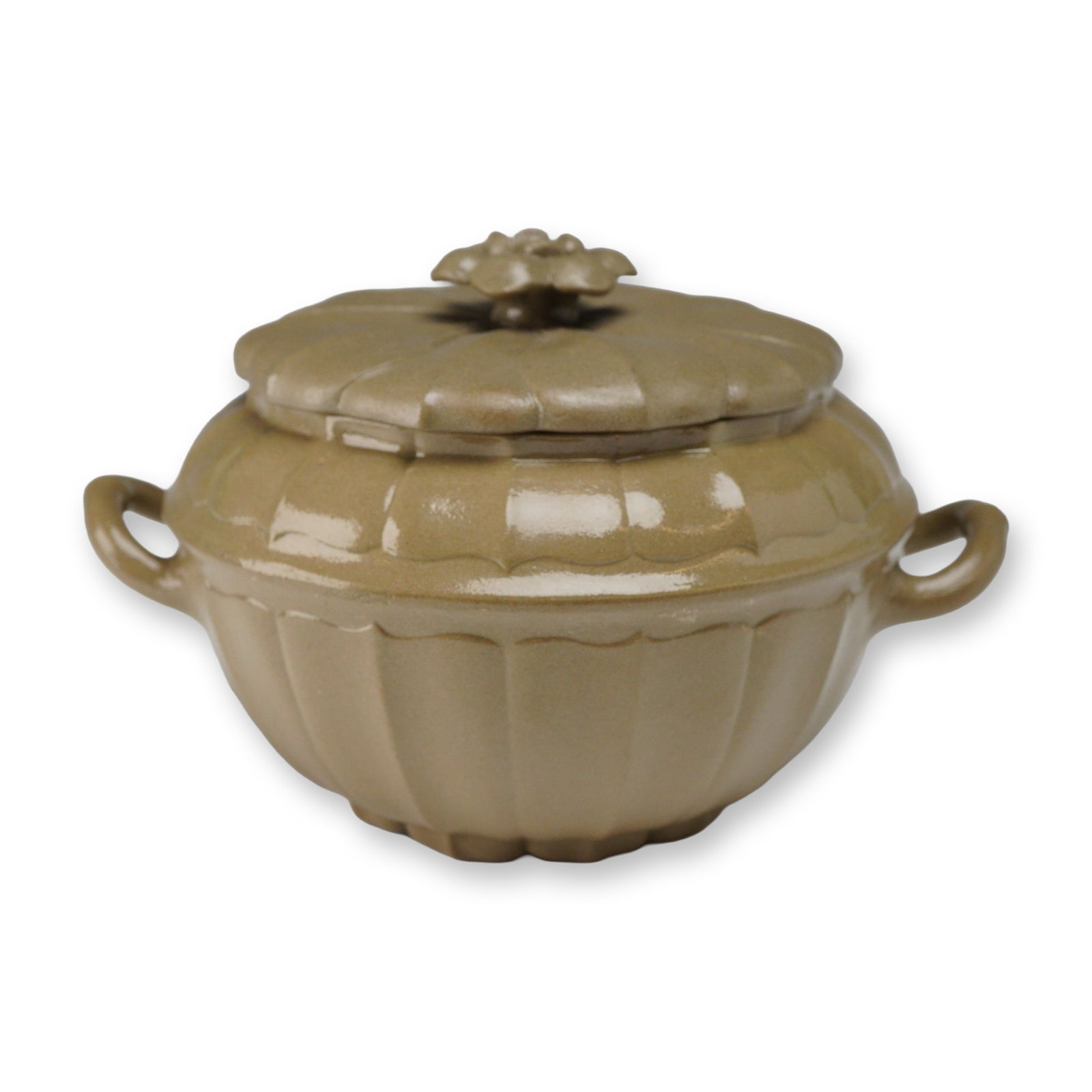 Wedgwood Drabware Melon-Form Condiment Pot with Lid, Circa 1820: A small Wedgwood condiment or sauce pot with matching lid, dating to circa 1820. This piece is crafted from fine stoneware in a uniform green-gray color, commonly known as drabware. The vessel feature