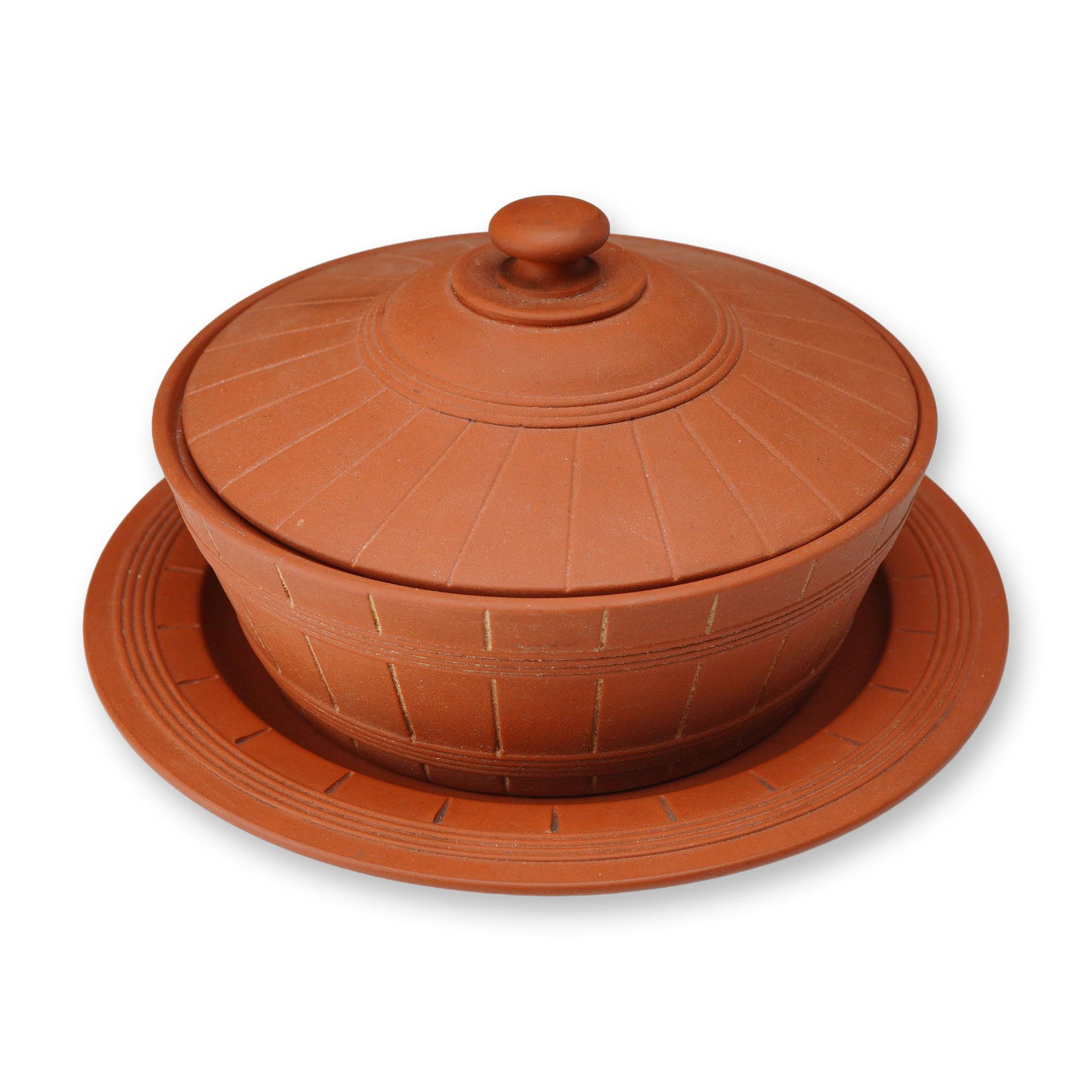 2pc Wedgwood Rosso Antico Lidded Barrel Butter Dish and Underplate: A two-piece set by Wedgwood crafted in red dry-bodied stoneware, historically known as Rosso Antico. The set consists of a lidded dish and a matching circular underplate. The dish is designed in the f
