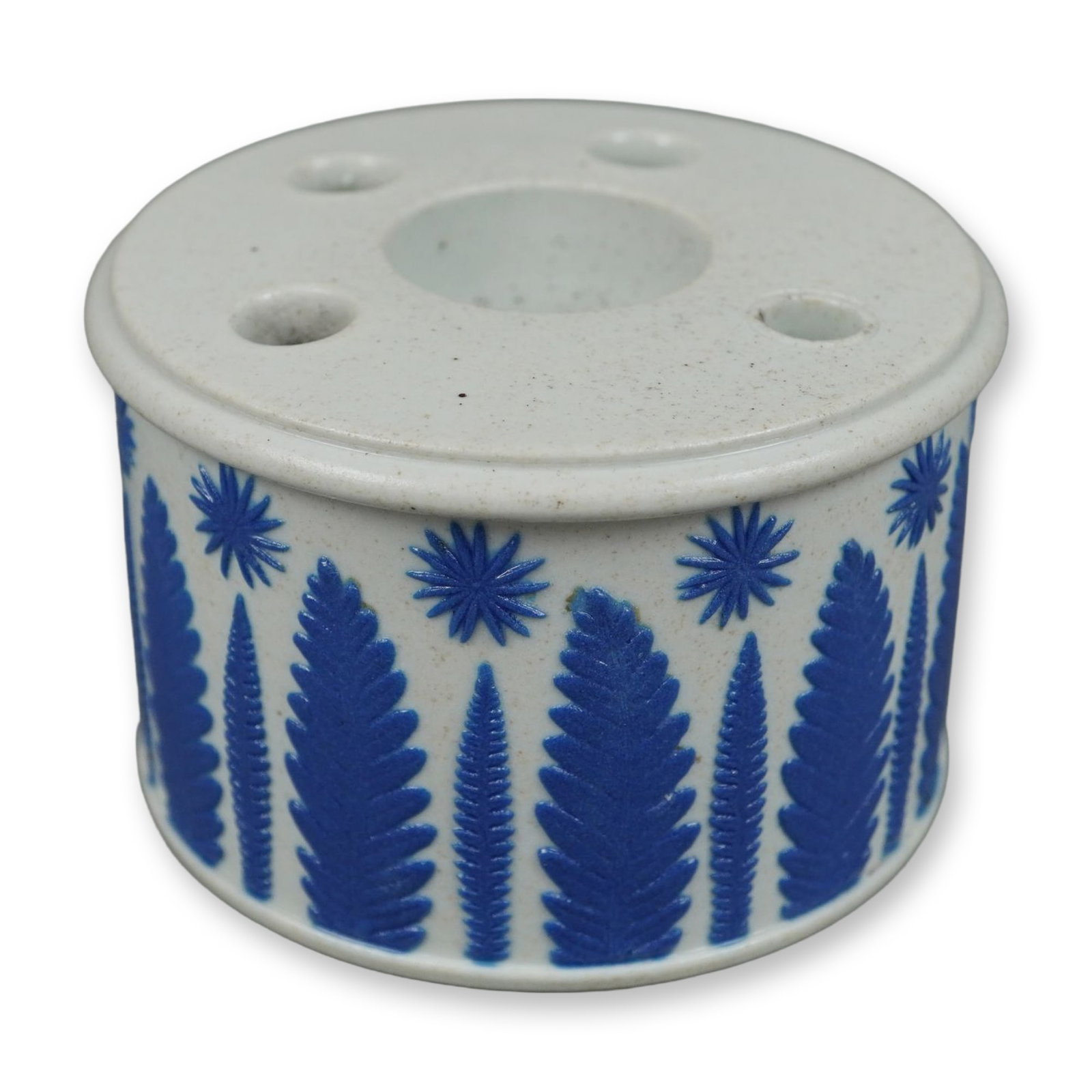 Wedgwood Blue and White Sprigged Stoneware Pen Holder, circa 1820: An early 19th-century Wedgwood white stoneware pen holder of cylindrical form. The item is constructed from smear-glazed white stoneware and features applied blue sprigged relief decoration. The decor