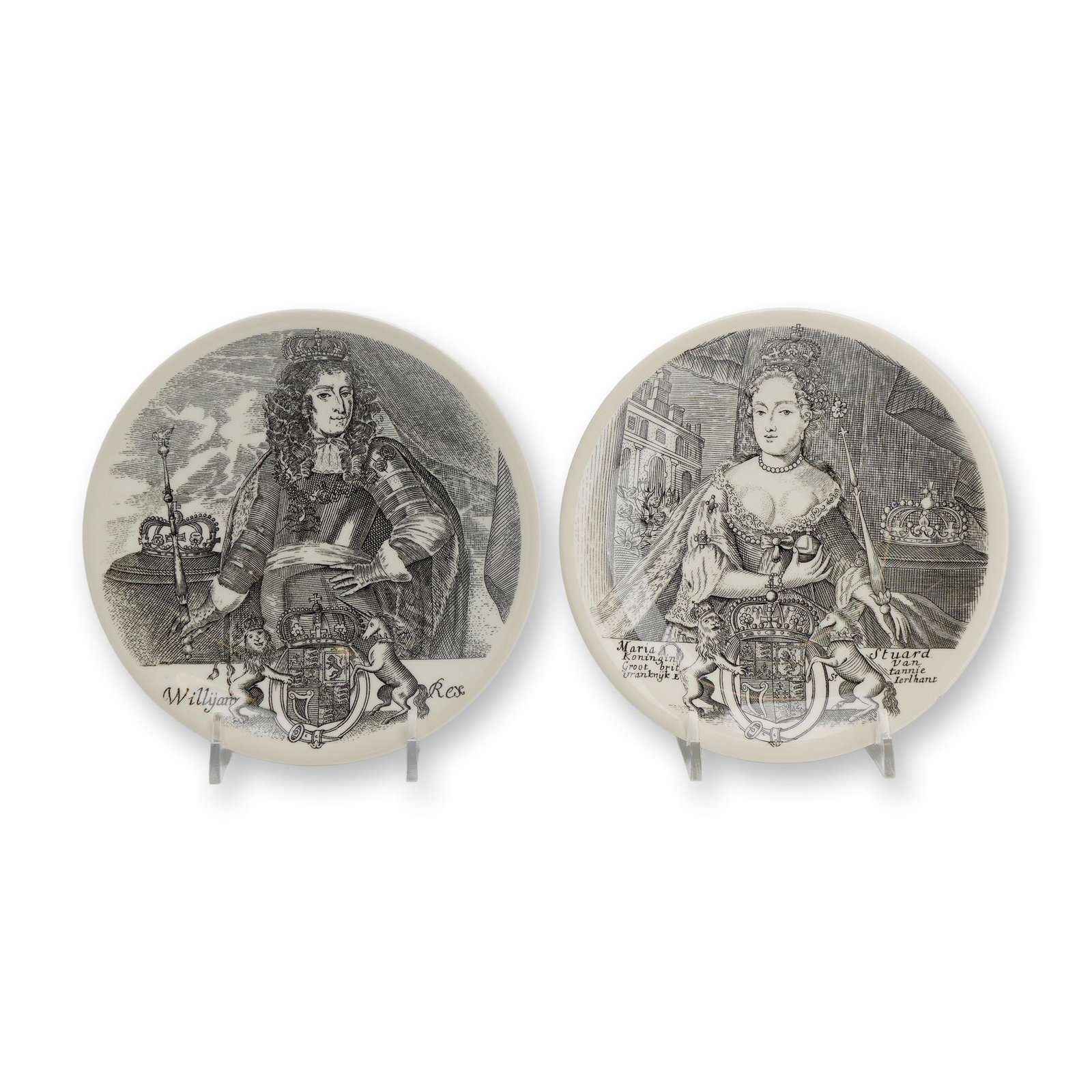 2pc Wedgwood & Barlaston Etruria Williamsburg Comm. Queens Ware Plates: Each plate features a finely detailed black transfer-printed portrait on a white ground. The first depicts King William III (Willyam Rex) in royal regalia with a scepter and the royal coat of arms. Th