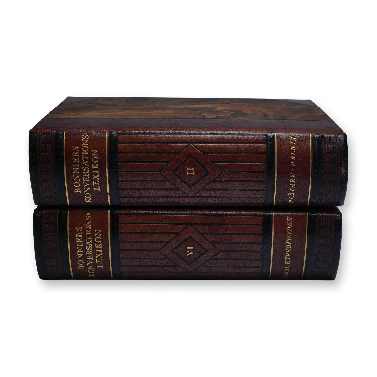 2pc Volumes of Bonniers Konversations Lexikon, Swedish Encyclopedia: A pair of richly bound hardcover volumes from Bonniers Konversations Lexikon, a Swedish-language general reference encyclopedia published by Albert Bonniers Forlag, Stockholm. This lot includes Volume
