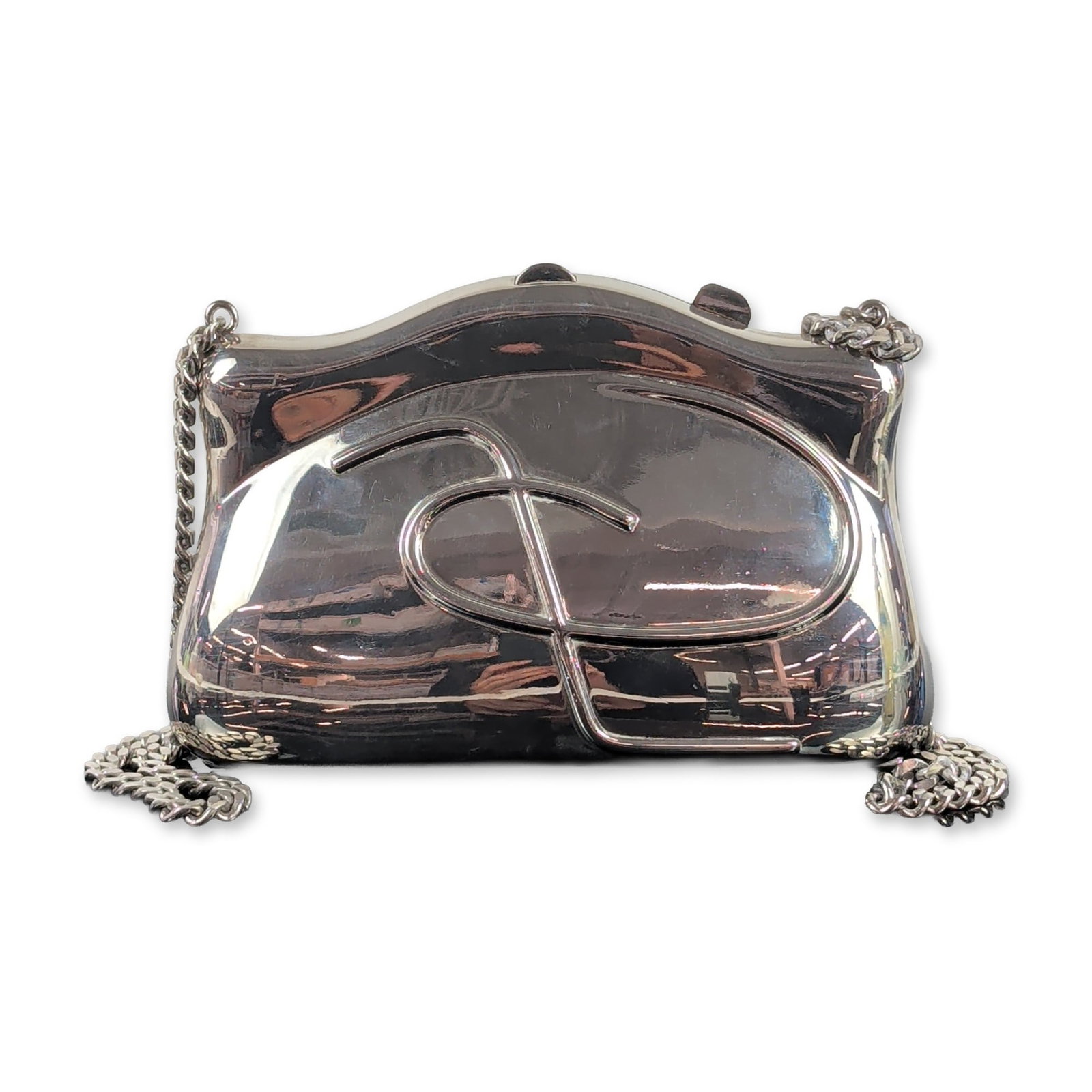 Vintage Italian Silver-Toned Metal Minaudiere Clutch: This vintage late 20th-century evening accessory features a sculpted, hard-shell frame crafted entirely from highly polished, silver-toned metal. The structured minaudiere hull boasts a unique scallop