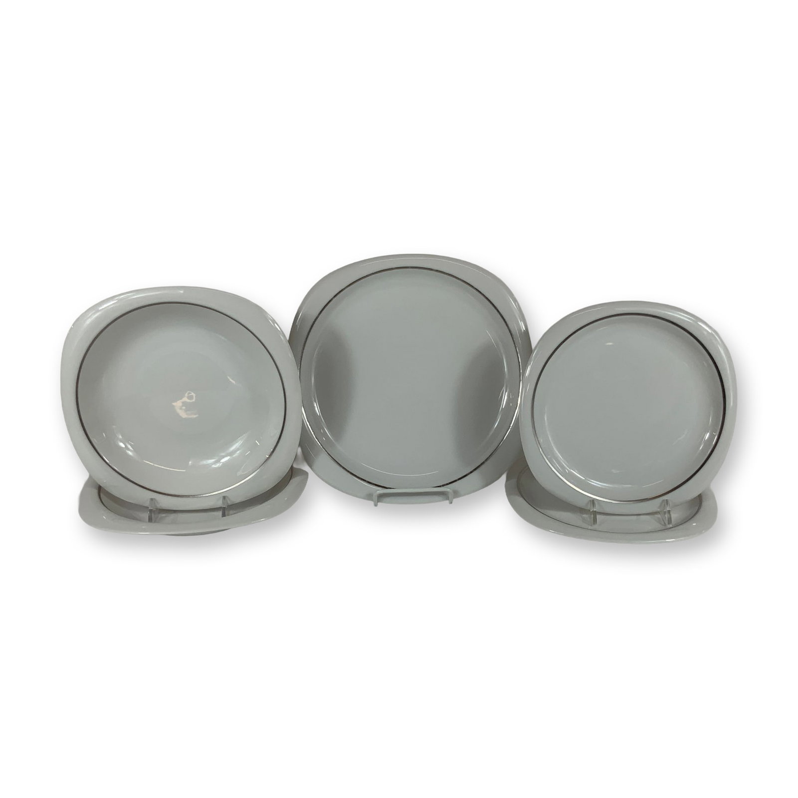 5-Piece Rosenthal Studio-Linie Lanka Suomi Porcelain Tableware Set: This five-piece set of fine porcelain tableware is manufactured by Rosenthal as part of the Studio-Linie collection in the Suomi pattern. The items feature the Lanka decoration, characterized by a whi