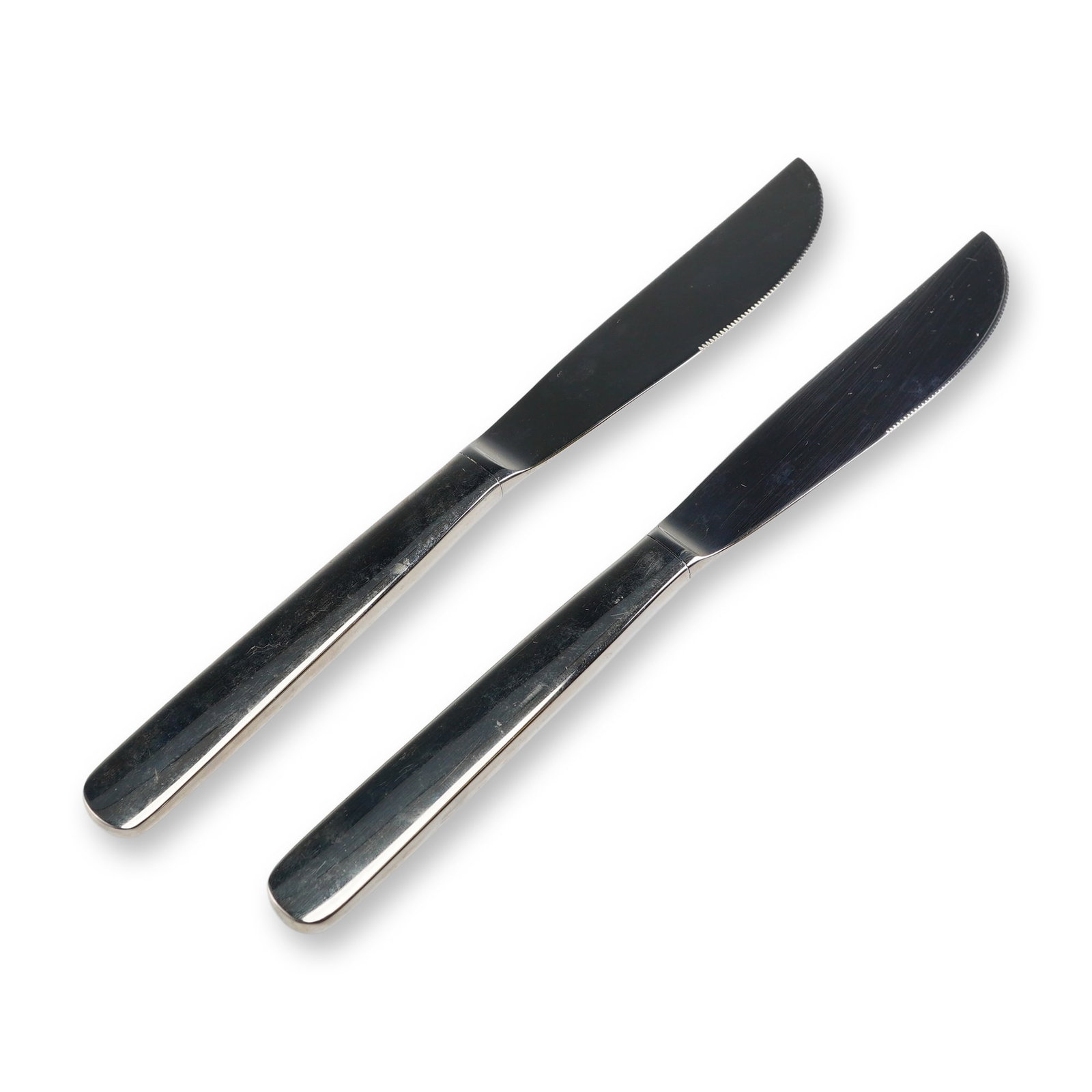2pc Robbe & Berking Stainless Steel Dinner Knives: This lot comprises a pair of modern dinner knives manufactured by the German firm Robbe & Berking. The knives are constructed from polished bright metal, confirmed to be stainless steel, featuring a