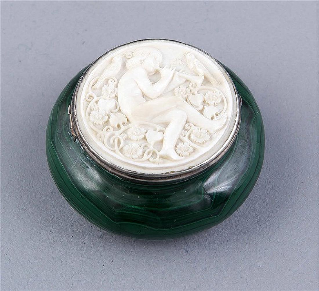 Runde Malachitdose mit Silberrandmontage, um 1900, (1 of 1)